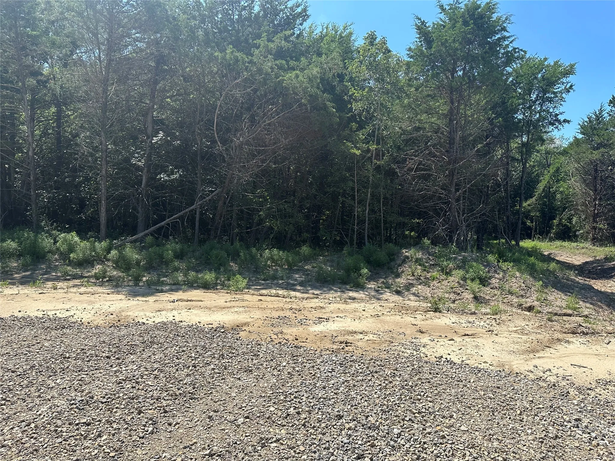 Gravel foreground with an unpaved section