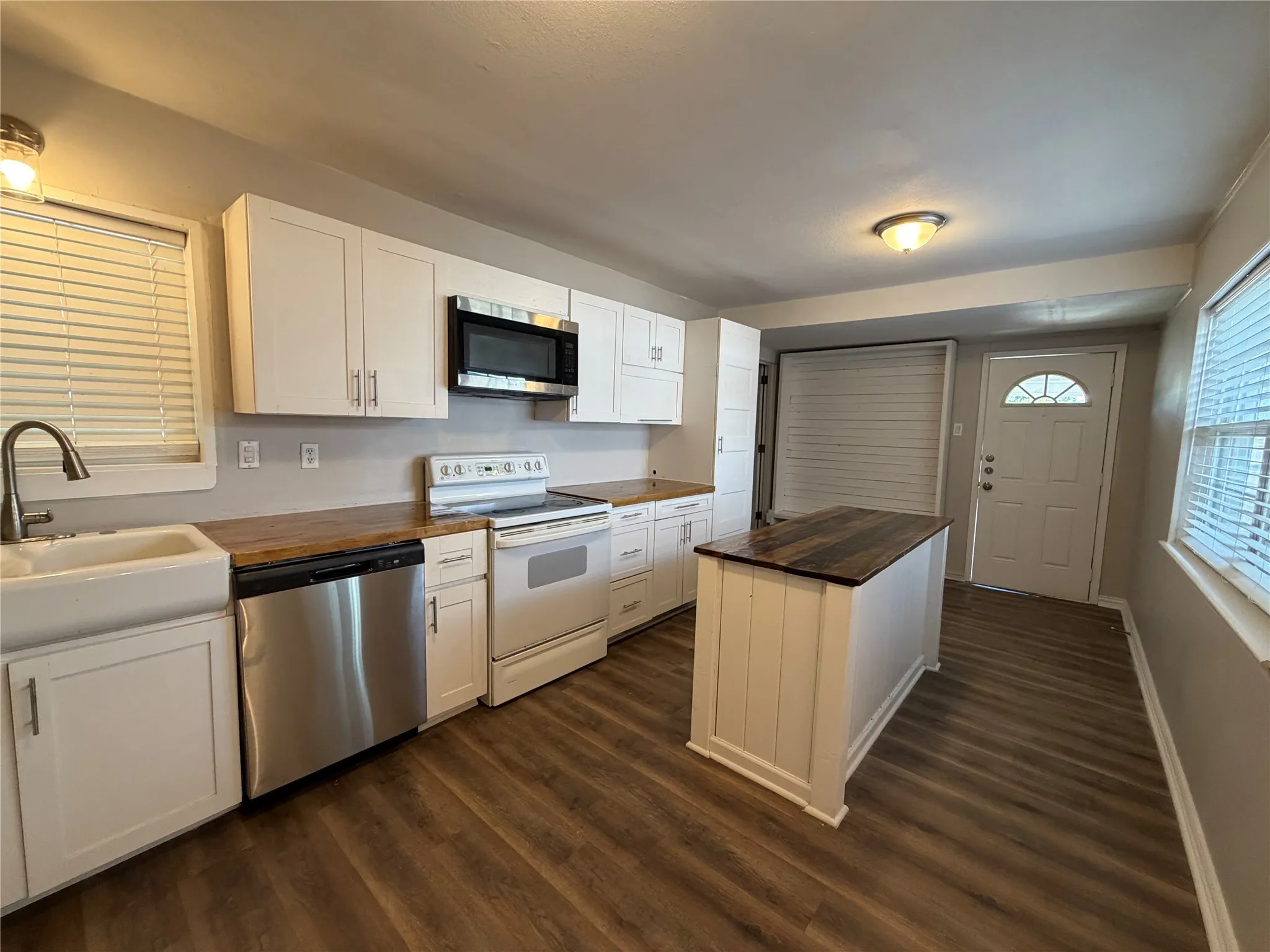 Single Family Residence For Sale in Grayson County , 811 N Grant Drive, Sherman, Texas 75092, 3 Bedroom, 2 Bathroom, 2 Garage spaces, 1,264 Sqft, built in 1956, mls#21398867, Real Estate Agent in Sherman, Homes For Sale in Grayson county, Homes For Sale in Sherman, Realtor in Sherman Texas, Real Estate Brokerage Independent Realty Texas, Luminita Cordes Realtor