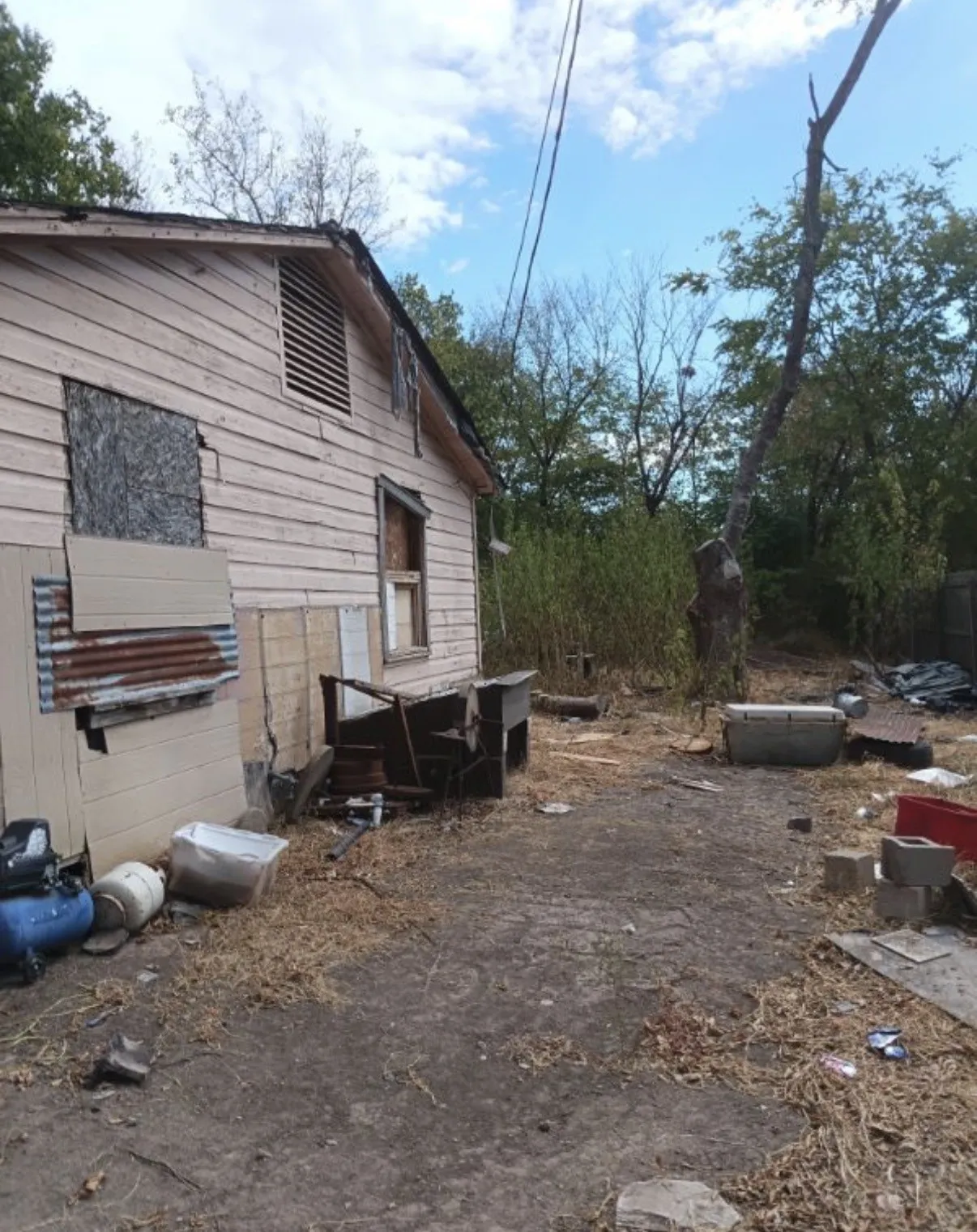Single Family Residence For Sale in Titus County , 506 N 3rd Street, Talco, Texas 75487, 2 Bedroom, 1 Bathroom, Garage spaces, 784 Sqft, built in 1941, mls#21399014, Real Estate Agent in Talco, Homes For Sale in Titus county, Homes For Sale in Talco, Realtor in Talco Texas, Real Estate Brokerage Independent Realty Texas, Luminita Cordes Realtor