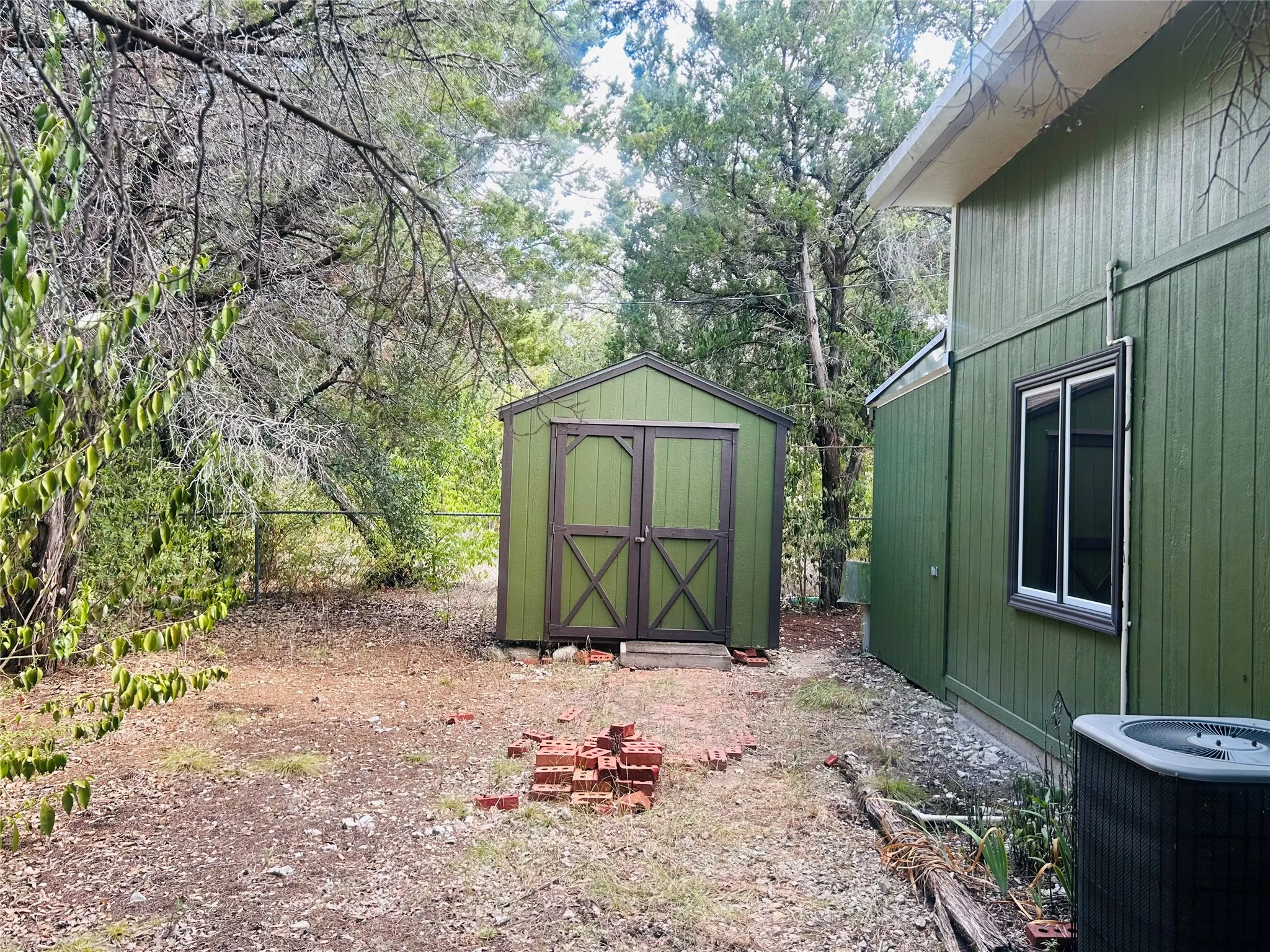 Single Family Residence For Sale in Hill County , 186 Jennifer Loop, Whitney, Texas 76692, 3 Bedroom, 1 Bathroom, Garage spaces, 1,204 Sqft, built in 1998, mls#21398264, Real Estate Agent in Whitney, Homes For Sale in Hill county, Homes For Sale in Whitney, Realtor in Whitney Texas, Real Estate Brokerage Independent Realty Texas, Luminita Cordes Realtor