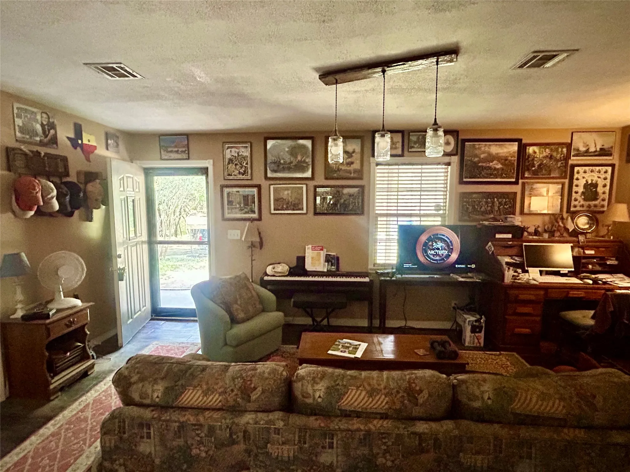 Single Family Residence For Sale in Hill County , 186 Jennifer Loop, Whitney, Texas 76692, 3 Bedroom, 1 Bathroom, Garage spaces, 1,204 Sqft, built in 1998, mls#21398264, Real Estate Agent in Whitney, Homes For Sale in Hill county, Homes For Sale in Whitney, Realtor in Whitney Texas, Real Estate Brokerage Independent Realty Texas, Luminita Cordes Realtor