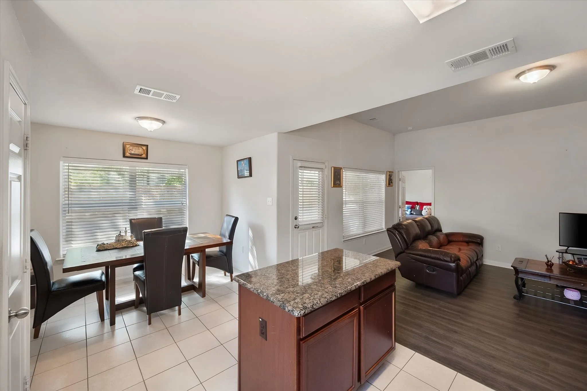 Single Family Residence For Sale in Denton County , 1008 Primrose Drive, Sanger, Texas 76266, 3 Bedroom, 2 Bathroom, 2 Garage spaces, 1,387 Sqft, built in 2012, mls#21398947, Real Estate Agent in Sanger, Homes For Sale in Denton county, Homes For Sale in Sanger, Realtor in Sanger Texas, Real Estate Brokerage Independent Realty Texas, Luminita Cordes Realtor