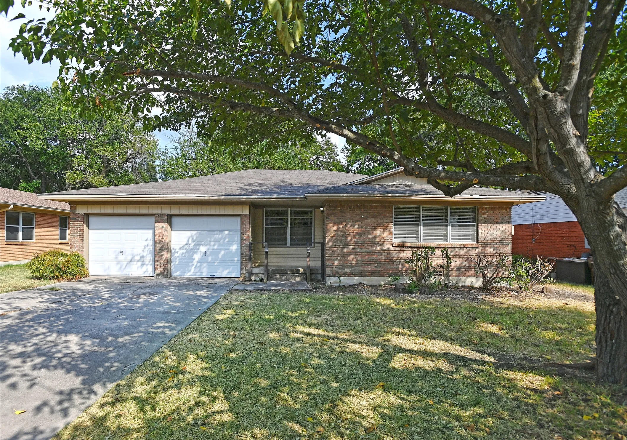 Single Family Residence For Sale in Denton County , 3208 Avon Drive, Denton, Texas 76209, 2 Bedroom, 2 Bathroom, 2 Garage spaces, 1,267 Sqft, built in 1958, mls#21398809, Real Estate Agent in Denton, Homes For Sale in Denton county, Homes For Sale in Denton, Realtor in Denton Texas, Real Estate Brokerage Independent Realty Texas, Luminita Cordes Realtor
