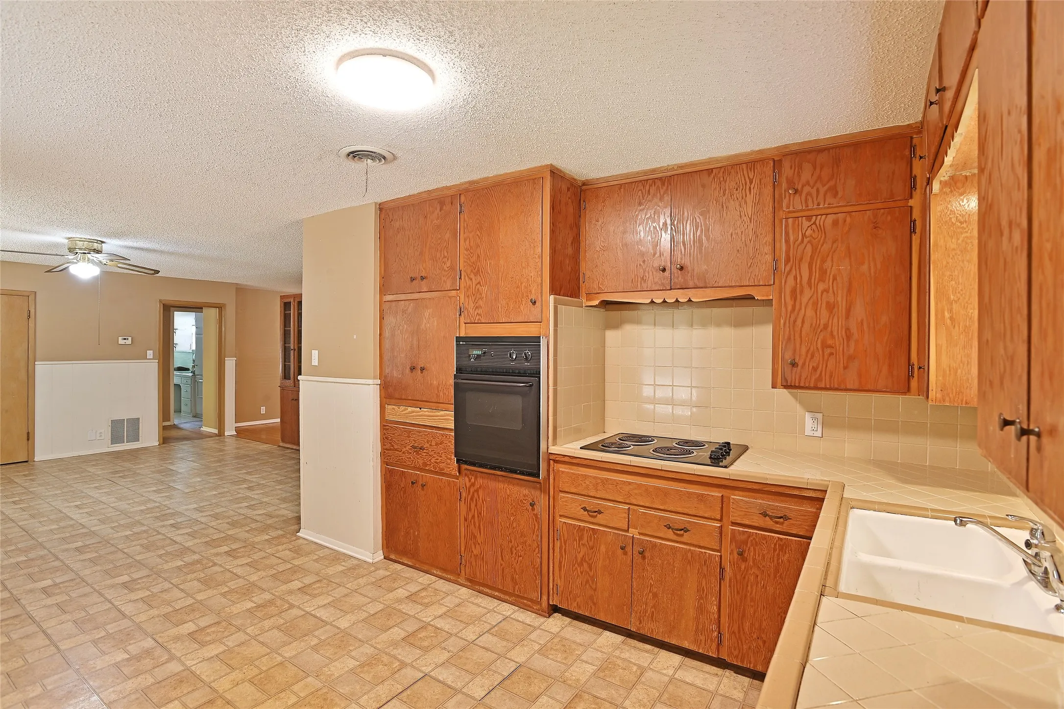 Single Family Residence For Sale in Denton County , 3208 Avon Drive, Denton, Texas 76209, 2 Bedroom, 2 Bathroom, 2 Garage spaces, 1,267 Sqft, built in 1958, mls#21398809, Real Estate Agent in Denton, Homes For Sale in Denton county, Homes For Sale in Denton, Realtor in Denton Texas, Real Estate Brokerage Independent Realty Texas, Luminita Cordes Realtor