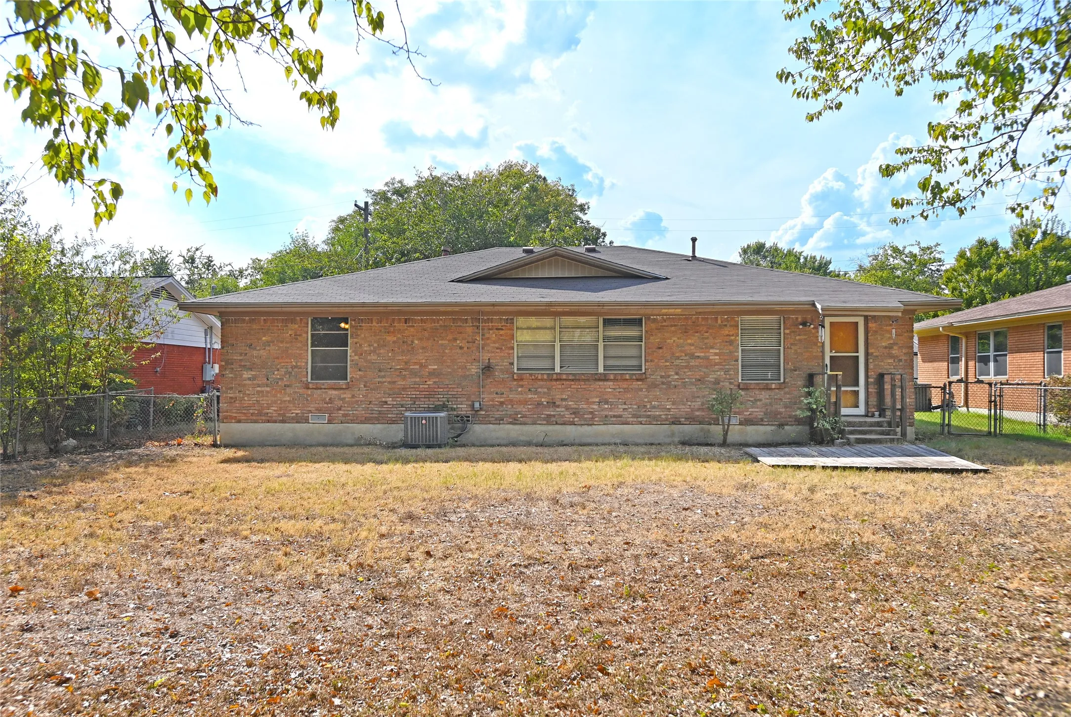 Single Family Residence For Sale in Denton County , 3208 Avon Drive, Denton, Texas 76209, 2 Bedroom, 2 Bathroom, 2 Garage spaces, 1,267 Sqft, built in 1958, mls#21398809, Real Estate Agent in Denton, Homes For Sale in Denton county, Homes For Sale in Denton, Realtor in Denton Texas, Real Estate Brokerage Independent Realty Texas, Luminita Cordes Realtor