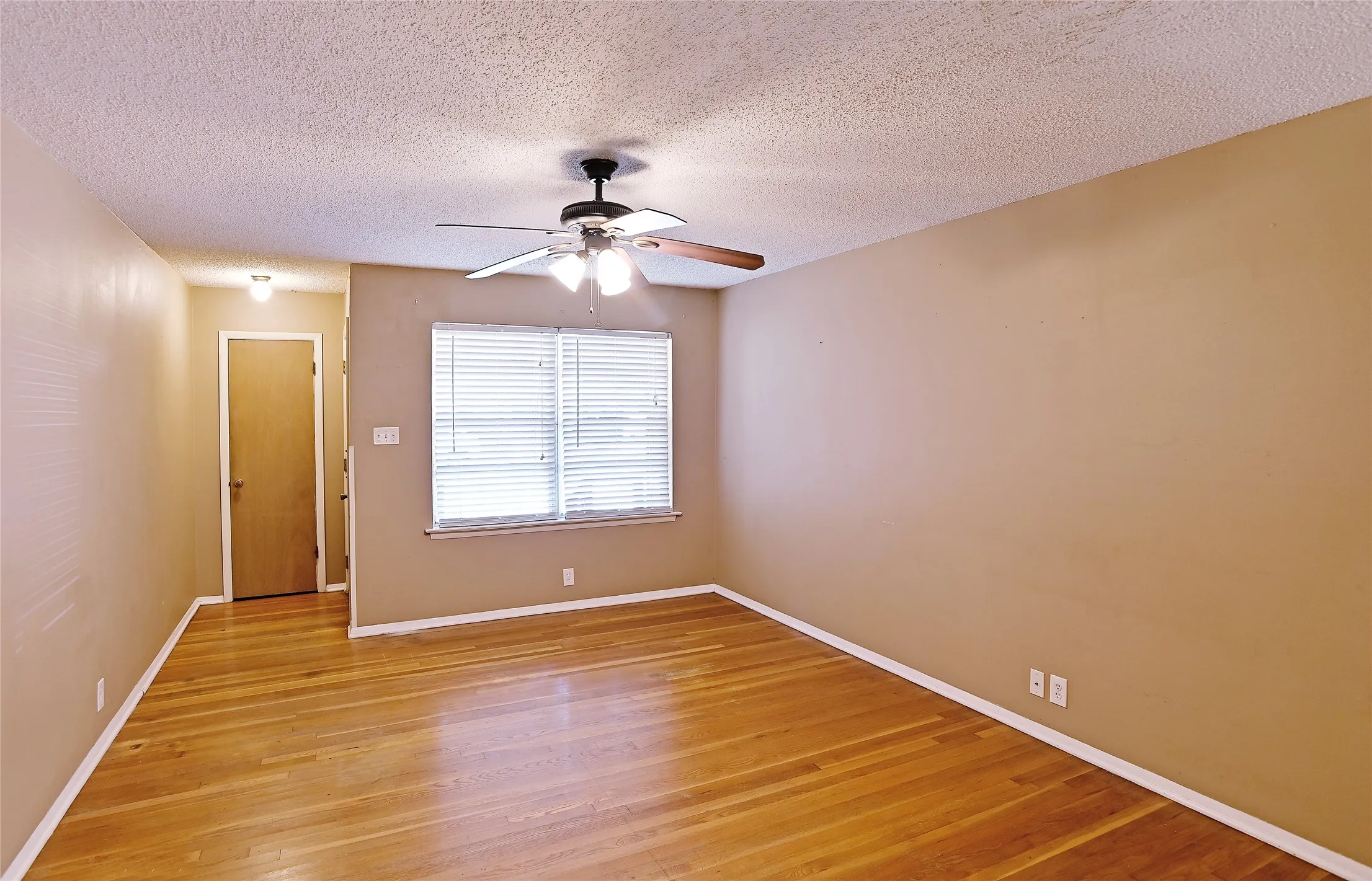 Single Family Residence For Sale in Denton County , 3208 Avon Drive, Denton, Texas 76209, 2 Bedroom, 2 Bathroom, 2 Garage spaces, 1,267 Sqft, built in 1958, mls#21398809, Real Estate Agent in Denton, Homes For Sale in Denton county, Homes For Sale in Denton, Realtor in Denton Texas, Real Estate Brokerage Independent Realty Texas, Luminita Cordes Realtor
