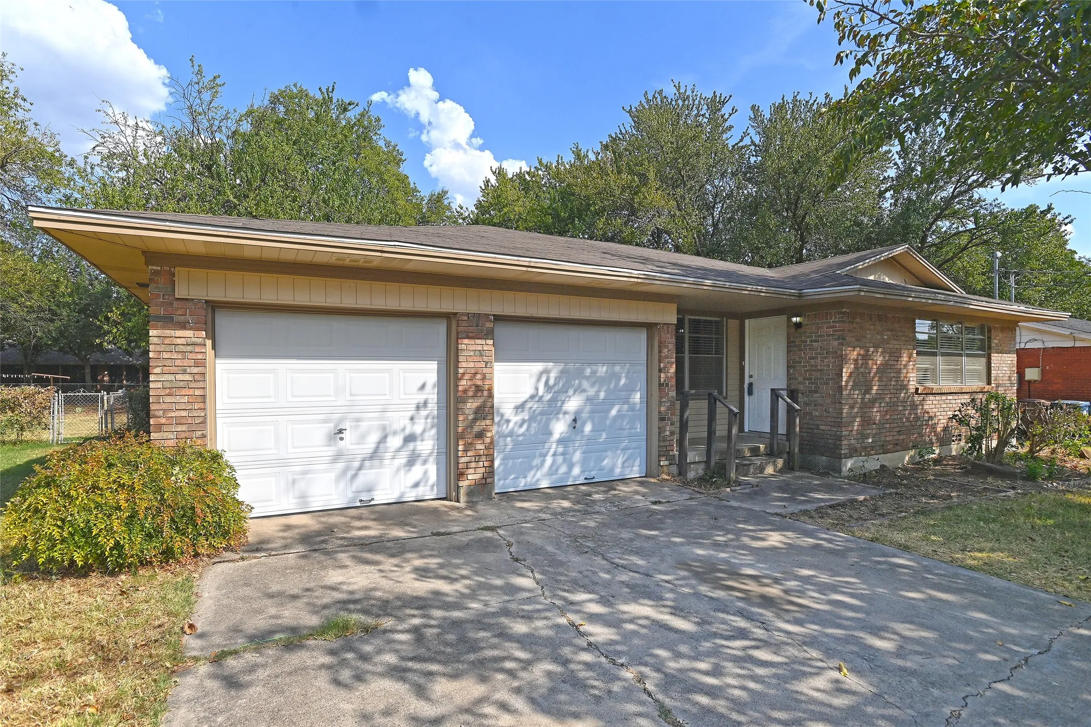 Single Family Residence For Sale in Denton County , 3208 Avon Drive, Denton, Texas 76209, 2 Bedroom, 2 Bathroom, 2 Garage spaces, 1,267 Sqft, built in 1958, mls#21398809, Real Estate Agent in Denton, Homes For Sale in Denton county, Homes For Sale in Denton, Realtor in Denton Texas, Real Estate Brokerage Independent Realty Texas, Luminita Cordes Realtor