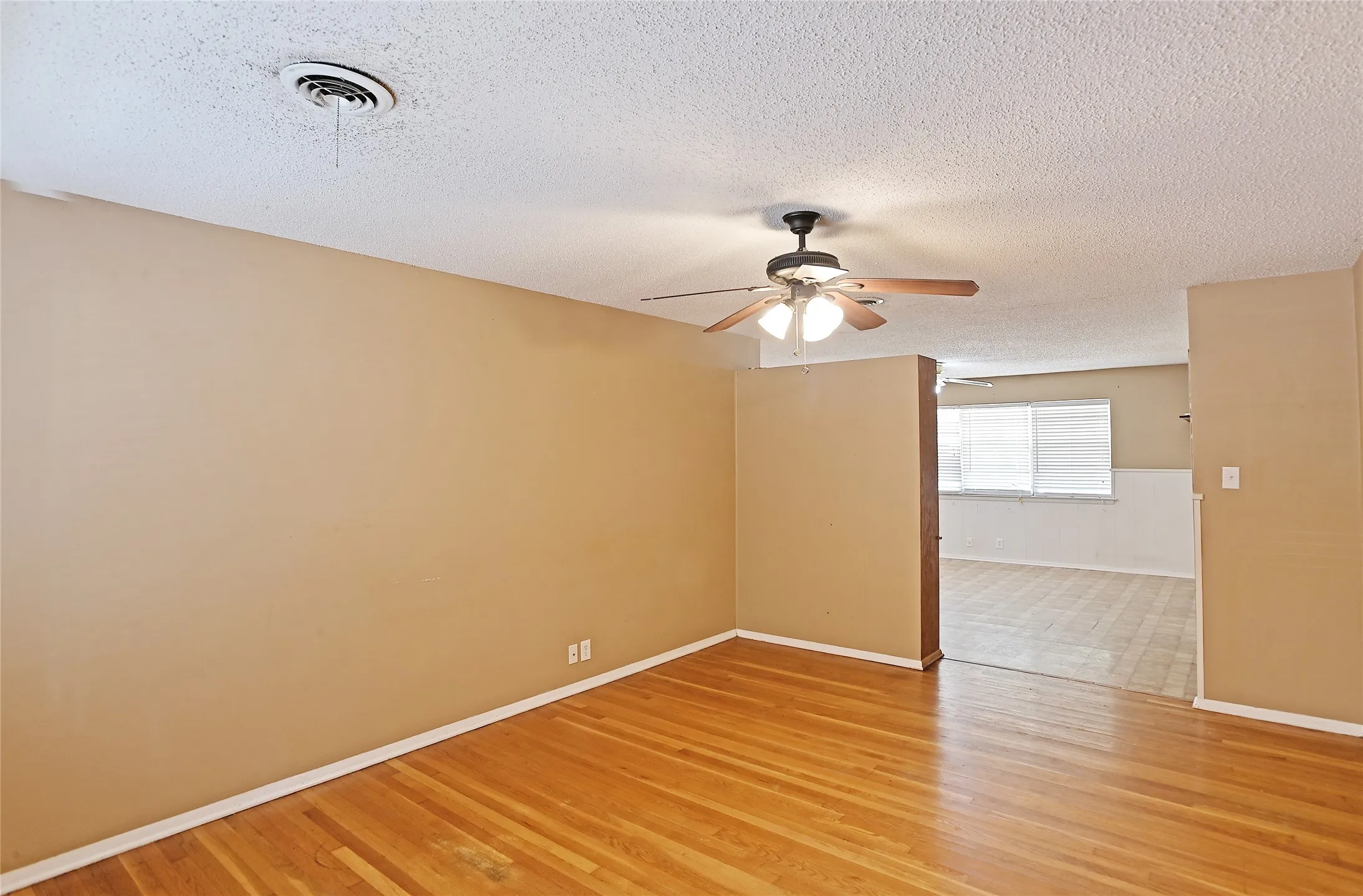 Single Family Residence For Sale in Denton County , 3208 Avon Drive, Denton, Texas 76209, 2 Bedroom, 2 Bathroom, 2 Garage spaces, 1,267 Sqft, built in 1958, mls#21398809, Real Estate Agent in Denton, Homes For Sale in Denton county, Homes For Sale in Denton, Realtor in Denton Texas, Real Estate Brokerage Independent Realty Texas, Luminita Cordes Realtor