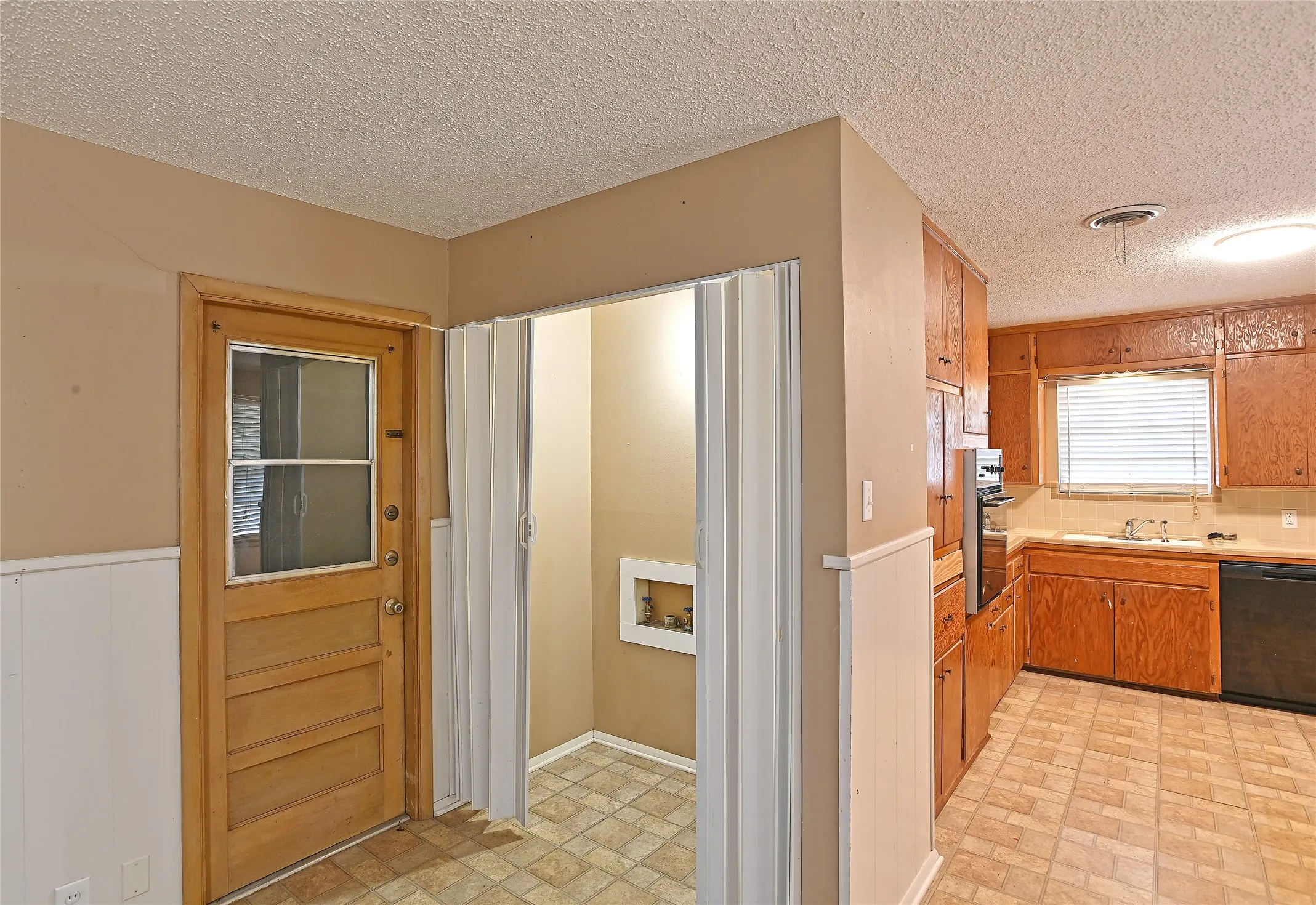 Single Family Residence For Sale in Denton County , 3208 Avon Drive, Denton, Texas 76209, 2 Bedroom, 2 Bathroom, 2 Garage spaces, 1,267 Sqft, built in 1958, mls#21398809, Real Estate Agent in Denton, Homes For Sale in Denton county, Homes For Sale in Denton, Realtor in Denton Texas, Real Estate Brokerage Independent Realty Texas, Luminita Cordes Realtor