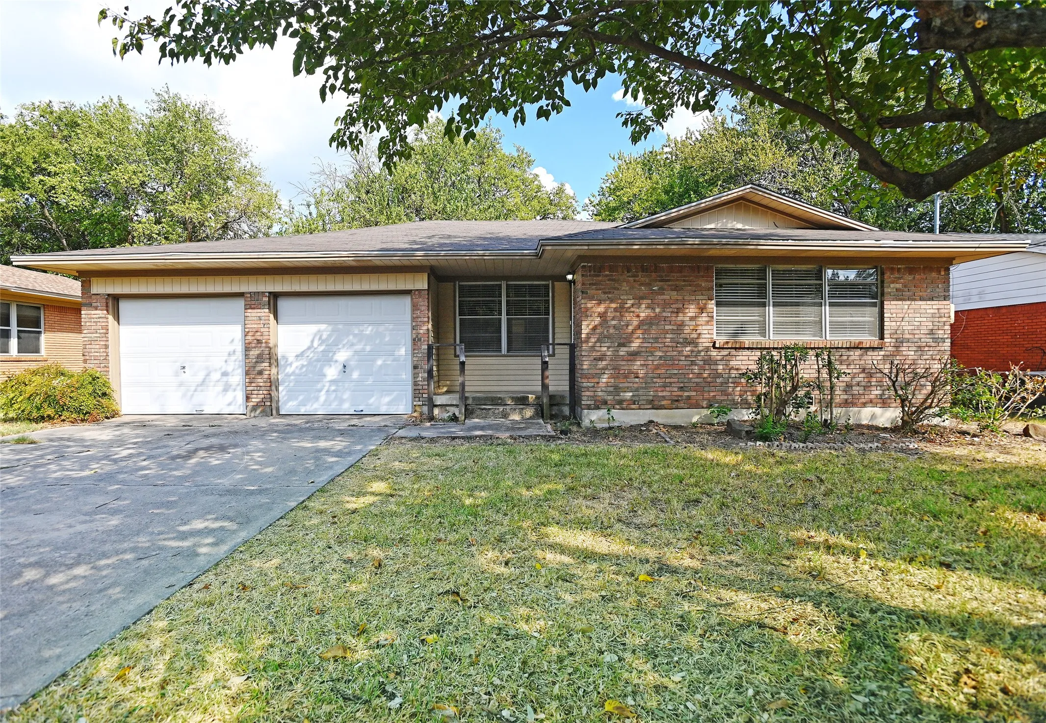 Single Family Residence For Sale in Denton County , 3208 Avon Drive, Denton, Texas 76209, 2 Bedroom, 2 Bathroom, 2 Garage spaces, 1,267 Sqft, built in 1958, mls#21398809, Real Estate Agent in Denton, Homes For Sale in Denton county, Homes For Sale in Denton, Realtor in Denton Texas, Real Estate Brokerage Independent Realty Texas, Luminita Cordes Realtor