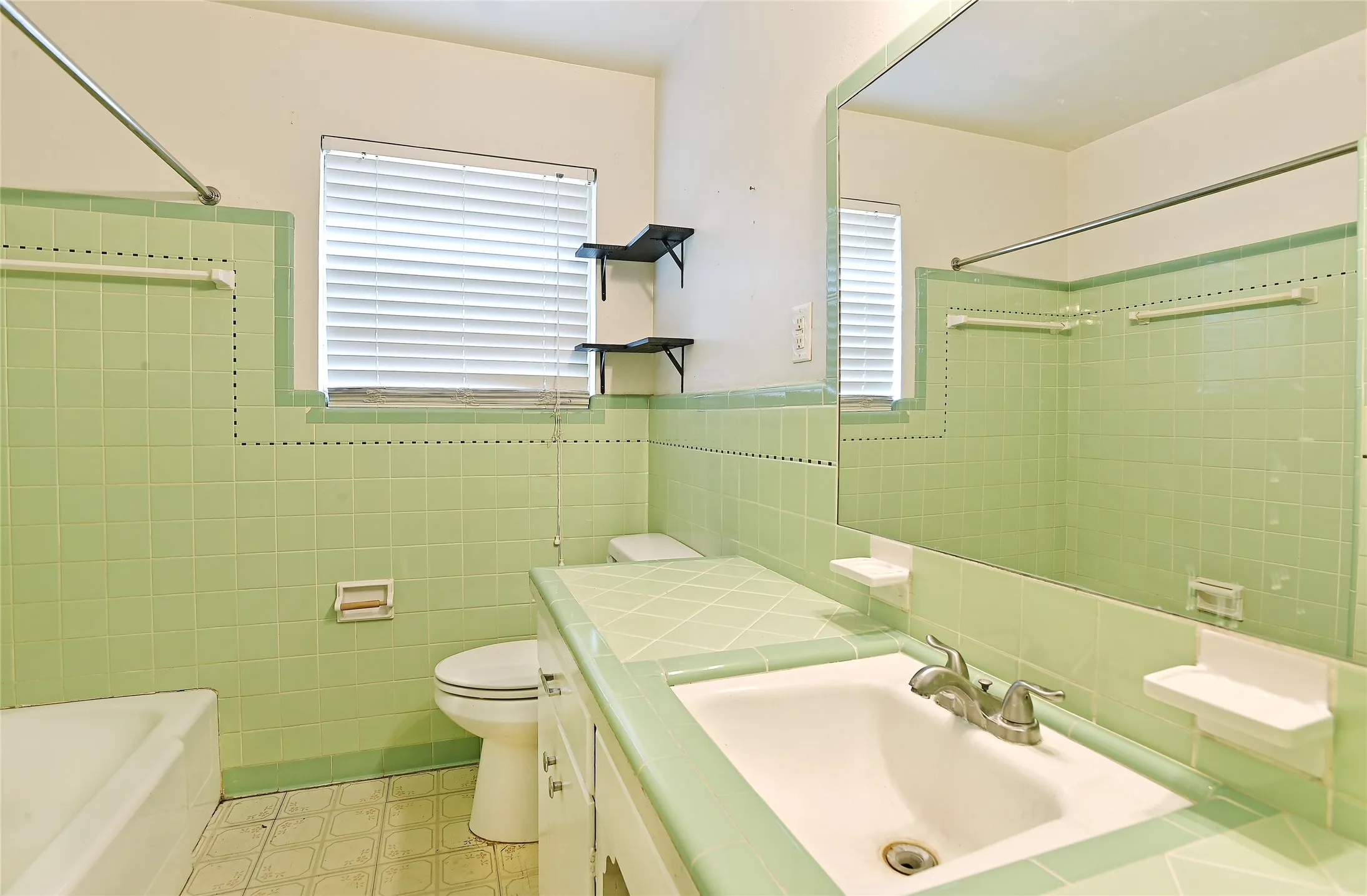 Single Family Residence For Sale in Denton County , 3208 Avon Drive, Denton, Texas 76209, 2 Bedroom, 2 Bathroom, 2 Garage spaces, 1,267 Sqft, built in 1958, mls#21398809, Real Estate Agent in Denton, Homes For Sale in Denton county, Homes For Sale in Denton, Realtor in Denton Texas, Real Estate Brokerage Independent Realty Texas, Luminita Cordes Realtor