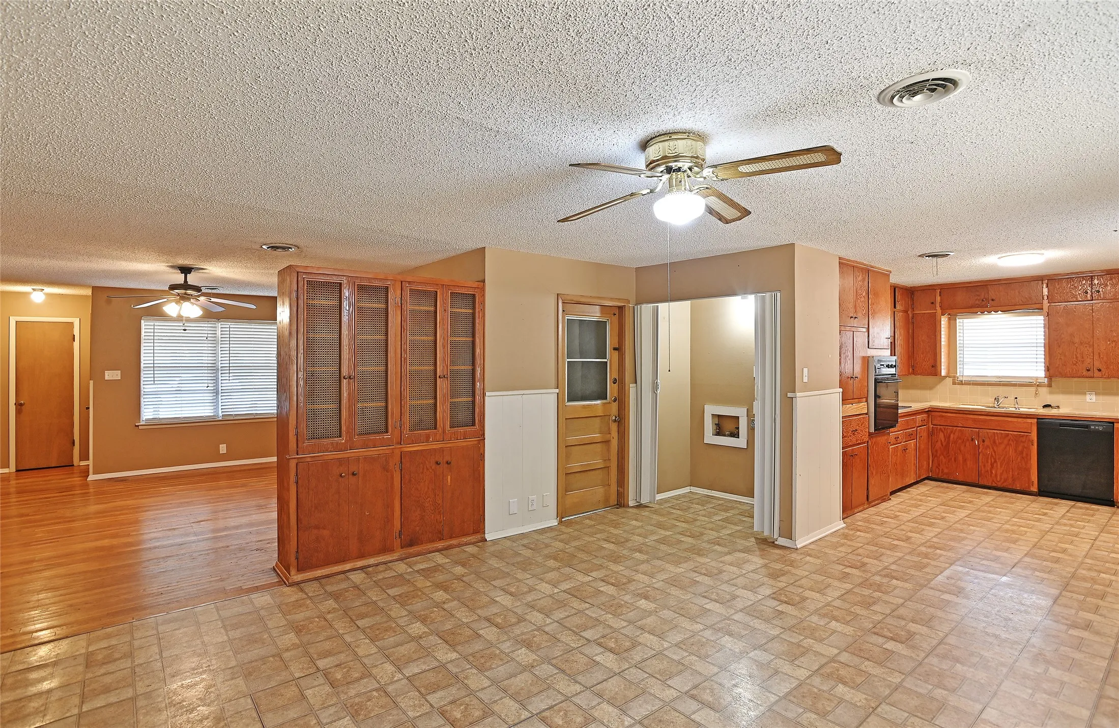 Single Family Residence For Sale in Denton County , 3208 Avon Drive, Denton, Texas 76209, 2 Bedroom, 2 Bathroom, 2 Garage spaces, 1,267 Sqft, built in 1958, mls#21398809, Real Estate Agent in Denton, Homes For Sale in Denton county, Homes For Sale in Denton, Realtor in Denton Texas, Real Estate Brokerage Independent Realty Texas, Luminita Cordes Realtor