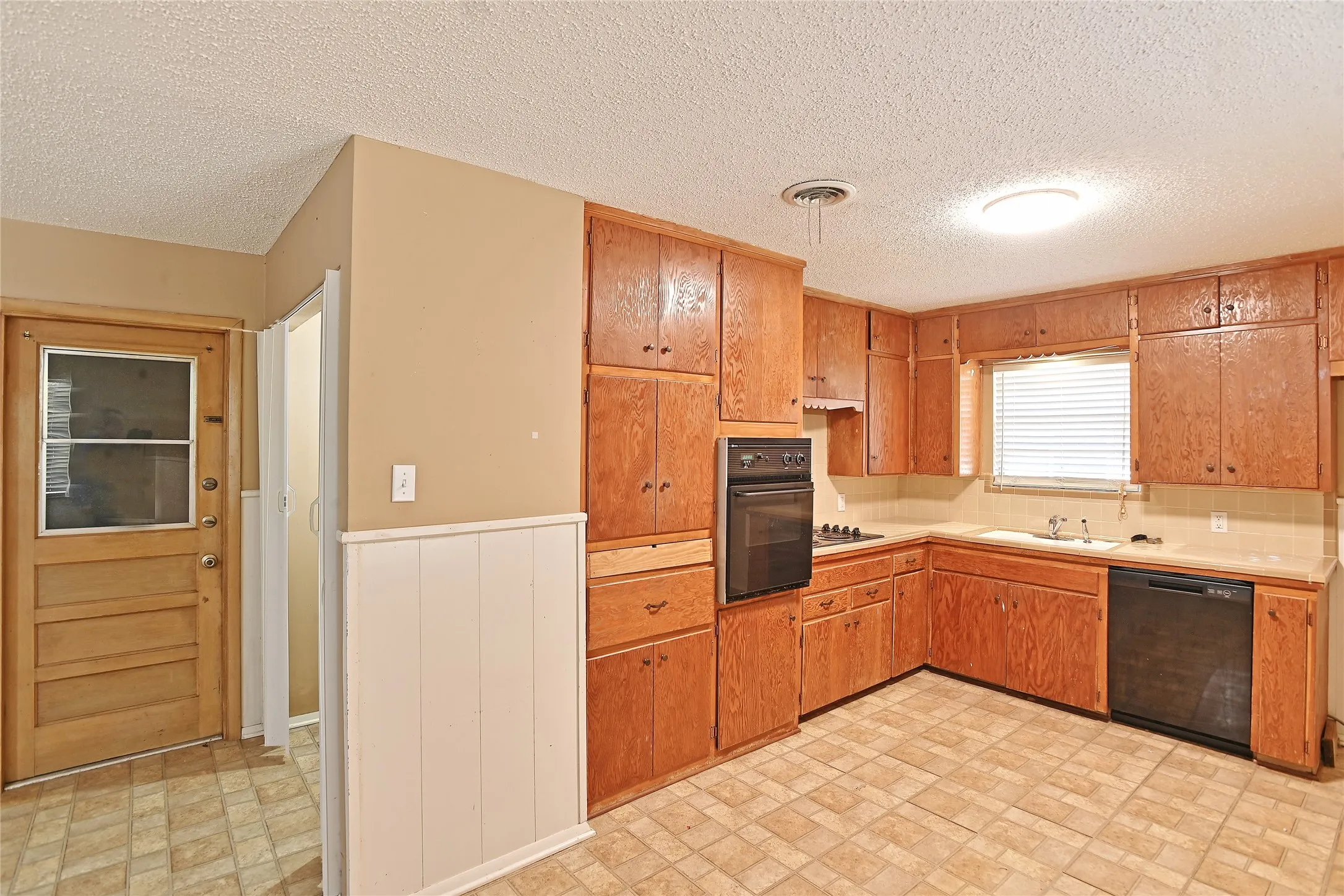 Single Family Residence For Sale in Denton County , 3208 Avon Drive, Denton, Texas 76209, 2 Bedroom, 2 Bathroom, 2 Garage spaces, 1,267 Sqft, built in 1958, mls#21398809, Real Estate Agent in Denton, Homes For Sale in Denton county, Homes For Sale in Denton, Realtor in Denton Texas, Real Estate Brokerage Independent Realty Texas, Luminita Cordes Realtor