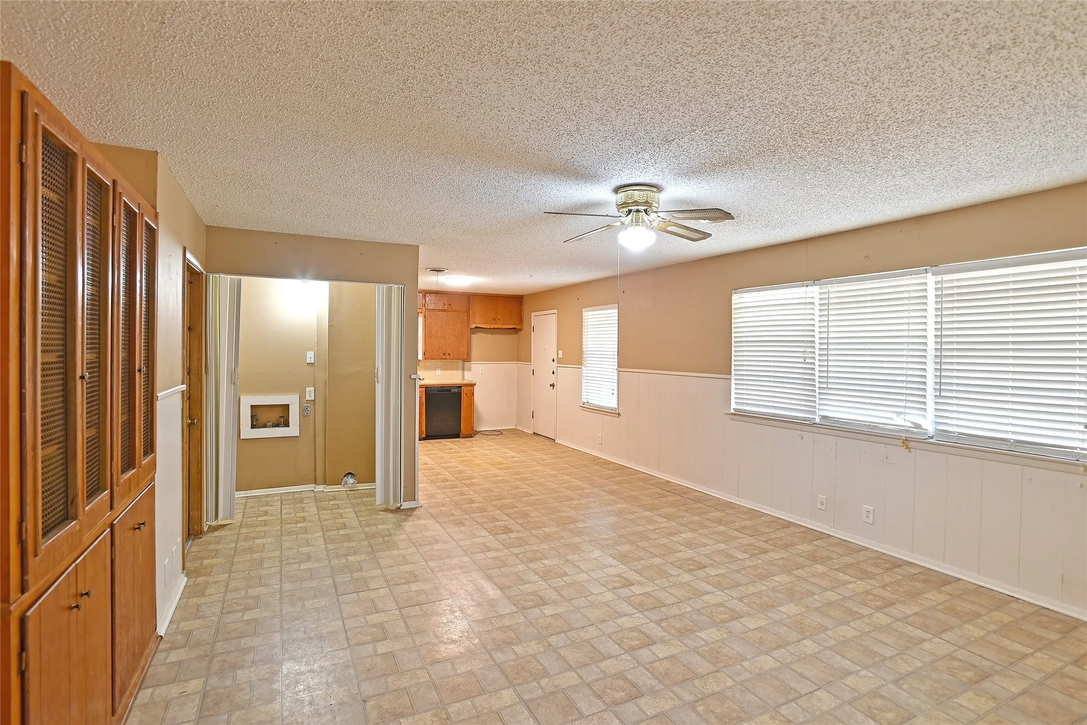 Single Family Residence For Sale in Denton County , 3208 Avon Drive, Denton, Texas 76209, 2 Bedroom, 2 Bathroom, 2 Garage spaces, 1,267 Sqft, built in 1958, mls#21398809, Real Estate Agent in Denton, Homes For Sale in Denton county, Homes For Sale in Denton, Realtor in Denton Texas, Real Estate Brokerage Independent Realty Texas, Luminita Cordes Realtor