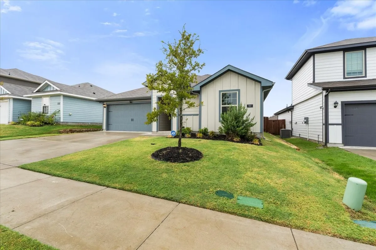Single Family Residence For Sale in Collin County , 707 Sunlight Loop, Princeton, Texas 75407, 3 Bedroom, 2 Bathroom, 2 Garage spaces, 1,284 Sqft, built in 2024, mls#21397946, Real Estate Agent in Princeton, Homes For Sale in Collin county, Homes For Sale in Princeton, Realtor in Princeton Texas, Real Estate Brokerage Independent Realty Texas, Luminita Cordes Realtor