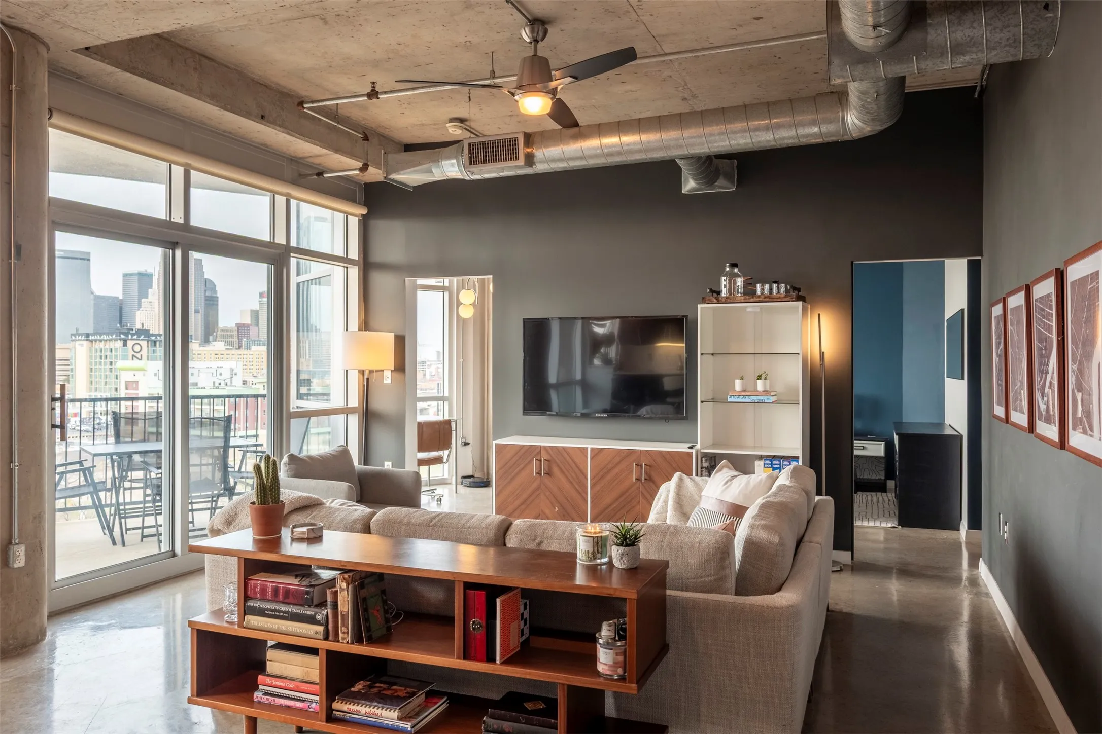 Condominium For Rent in Dallas County , 1001 Belleview Street 707, Dallas, Texas 75215, 2 Bedroom, 2 Bathroom, 1 Garage spaces, 1,155 Sqft, built in 2007, mls#21397509, Real Estate Agent in Dallas, Homes For Rent in Dallas county, Homes For Rent in Dallas, Realtor in Dallas Texas, Real Estate Brokerage Independent Realty Texas, Luminita Cordes Realtor