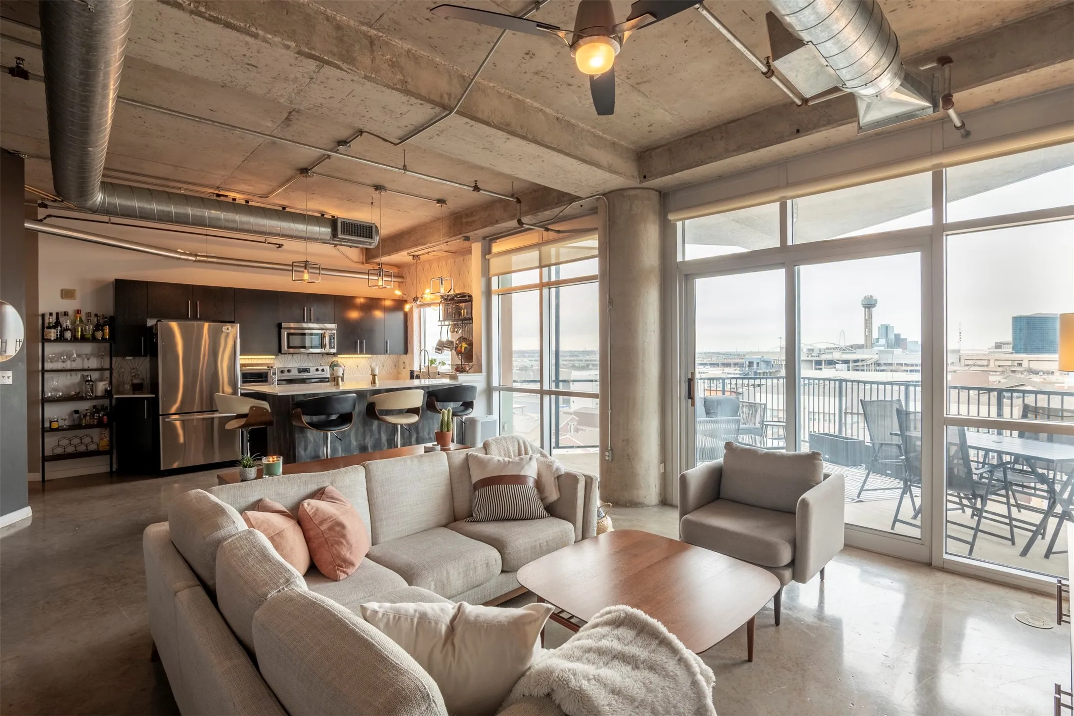 Condominium For Rent in Dallas County , 1001 Belleview Street 707, Dallas, Texas 75215, 2 Bedroom, 2 Bathroom, 1 Garage spaces, 1,155 Sqft, built in 2007, mls#21397509, Real Estate Agent in Dallas, Homes For Rent in Dallas county, Homes For Rent in Dallas, Realtor in Dallas Texas, Real Estate Brokerage Independent Realty Texas, Luminita Cordes Realtor