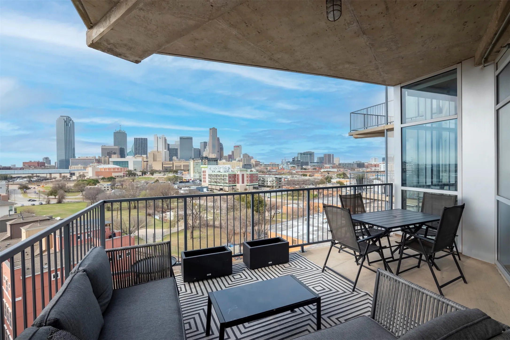 Condominium For Rent in Dallas County , 1001 Belleview Street 707, Dallas, Texas 75215, 2 Bedroom, 2 Bathroom, 1 Garage spaces, 1,155 Sqft, built in 2007, mls#21397509, Real Estate Agent in Dallas, Homes For Rent in Dallas county, Homes For Rent in Dallas, Realtor in Dallas Texas, Real Estate Brokerage Independent Realty Texas, Luminita Cordes Realtor