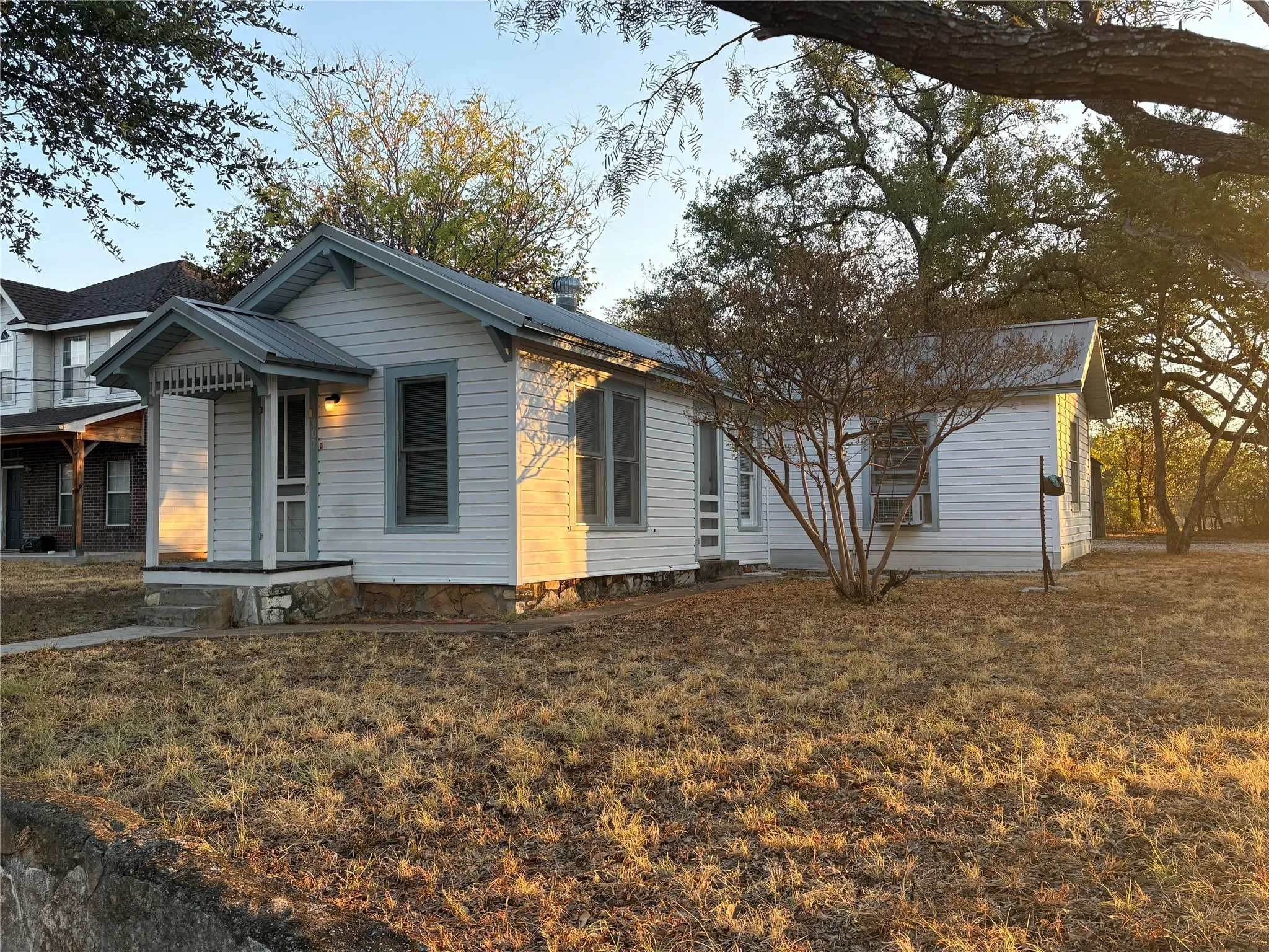 Single Family Residence For Rent in Somervell County , 407 Paluxy Street, Glen Rose, Texas 76043, 2 Bedroom, 1 Bathroom, Garage spaces, 788 Sqft, built in 1900, mls#21399051, Real Estate Agent in Glen Rose, Homes For Rent in Somervell county, Homes For Rent in Glen Rose, Realtor in Glen Rose Texas, Real Estate Brokerage Independent Realty Texas, Luminita Cordes Realtor