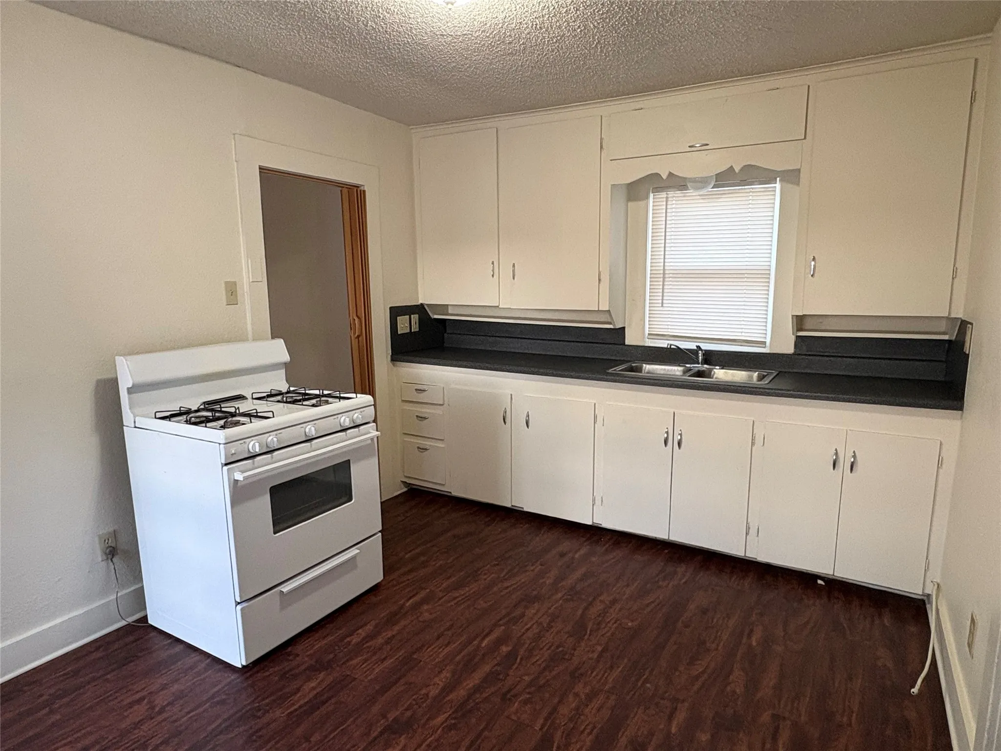 Single Family Residence For Rent in Somervell County , 407 Paluxy Street, Glen Rose, Texas 76043, 2 Bedroom, 1 Bathroom, Garage spaces, 788 Sqft, built in 1900, mls#21399051, Real Estate Agent in Glen Rose, Homes For Rent in Somervell county, Homes For Rent in Glen Rose, Realtor in Glen Rose Texas, Real Estate Brokerage Independent Realty Texas, Luminita Cordes Realtor