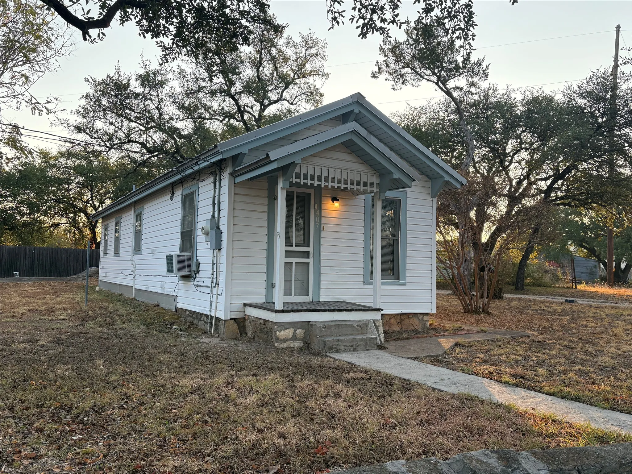 Single Family Residence For Rent in Somervell County , 407 Paluxy Street, Glen Rose, Texas 76043, 2 Bedroom, 1 Bathroom, Garage spaces, 788 Sqft, built in 1900, mls#21399051, Real Estate Agent in Glen Rose, Homes For Rent in Somervell county, Homes For Rent in Glen Rose, Realtor in Glen Rose Texas, Real Estate Brokerage Independent Realty Texas, Luminita Cordes Realtor