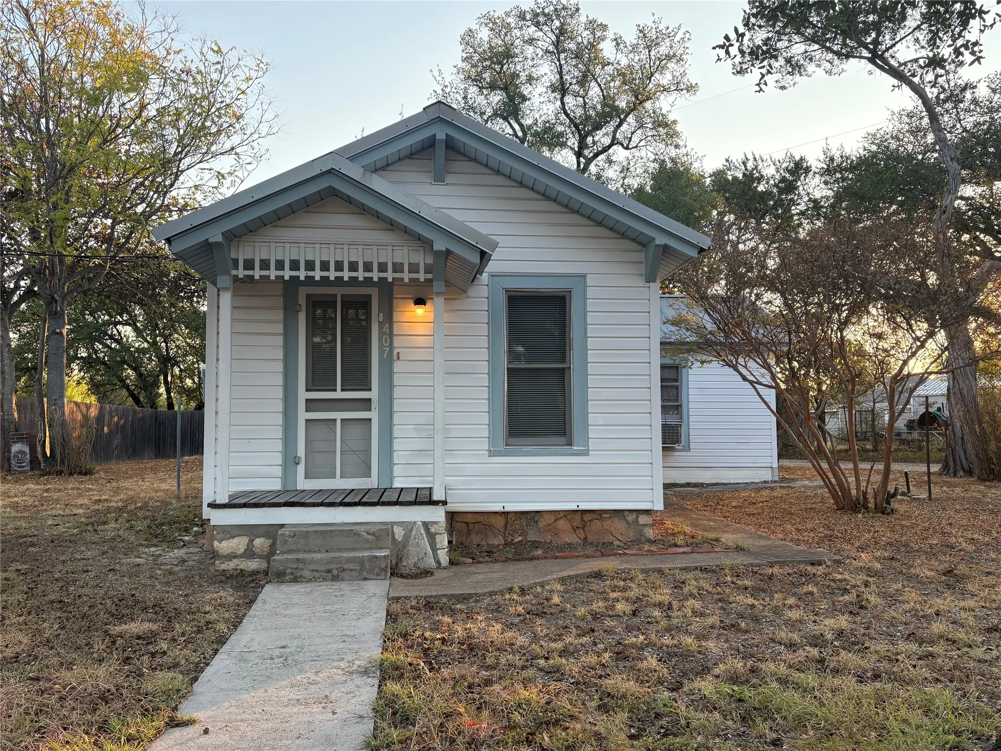Single Family Residence For Rent in Somervell County , 407 Paluxy Street, Glen Rose, Texas 76043, 2 Bedroom, 1 Bathroom, Garage spaces, 788 Sqft, built in 1900, mls#21399051, Real Estate Agent in Glen Rose, Homes For Rent in Somervell county, Homes For Rent in Glen Rose, Realtor in Glen Rose Texas, Real Estate Brokerage Independent Realty Texas, Luminita Cordes Realtor
