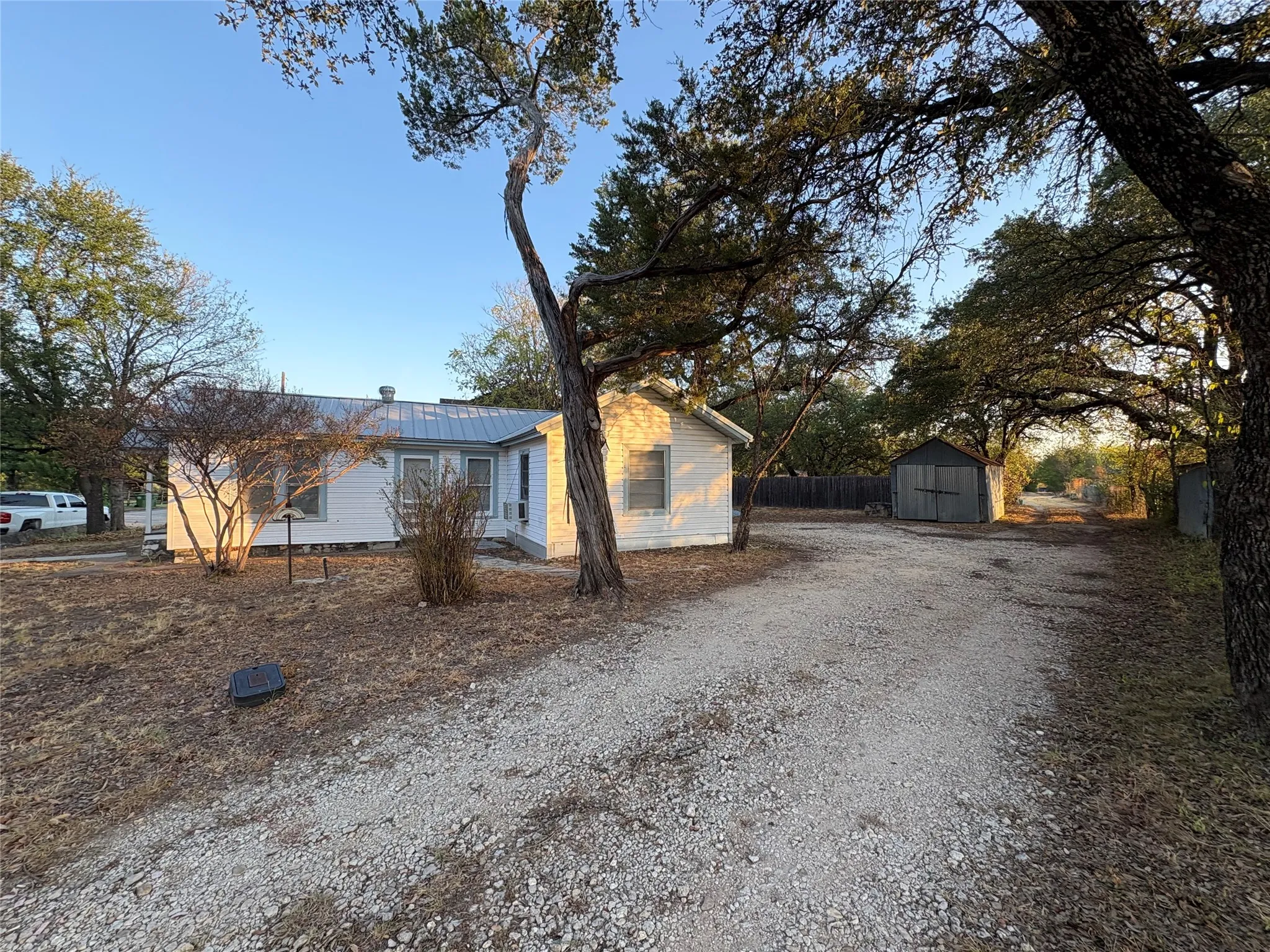 Single Family Residence For Rent in Somervell County , 407 Paluxy Street, Glen Rose, Texas 76043, 2 Bedroom, 1 Bathroom, Garage spaces, 788 Sqft, built in 1900, mls#21399051, Real Estate Agent in Glen Rose, Homes For Rent in Somervell county, Homes For Rent in Glen Rose, Realtor in Glen Rose Texas, Real Estate Brokerage Independent Realty Texas, Luminita Cordes Realtor