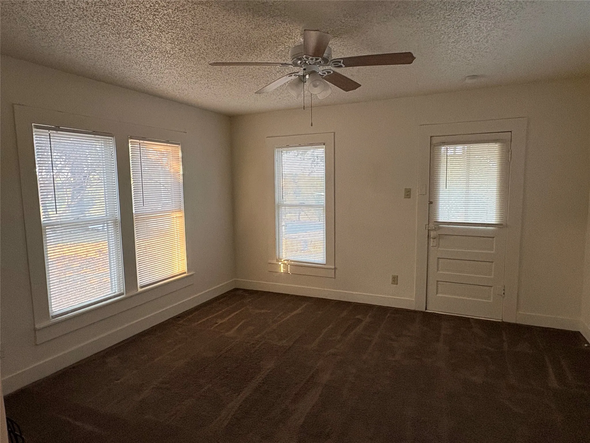 Single Family Residence For Rent in Somervell County , 407 Paluxy Street, Glen Rose, Texas 76043, 2 Bedroom, 1 Bathroom, Garage spaces, 788 Sqft, built in 1900, mls#21399051, Real Estate Agent in Glen Rose, Homes For Rent in Somervell county, Homes For Rent in Glen Rose, Realtor in Glen Rose Texas, Real Estate Brokerage Independent Realty Texas, Luminita Cordes Realtor