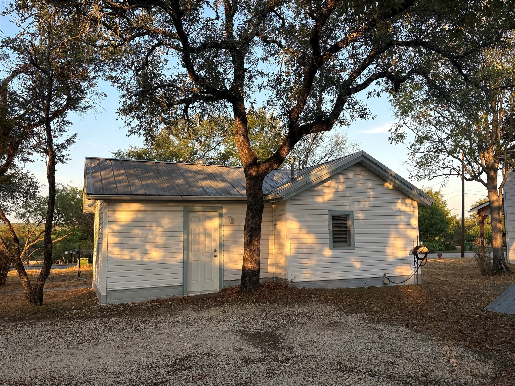 Single Family Residence For Rent in Somervell County , 407 Paluxy Street, Glen Rose, Texas 76043, 2 Bedroom, 1 Bathroom, Garage spaces, 788 Sqft, built in 1900, mls#21399051, Real Estate Agent in Glen Rose, Homes For Rent in Somervell county, Homes For Rent in Glen Rose, Realtor in Glen Rose Texas, Real Estate Brokerage Independent Realty Texas, Luminita Cordes Realtor