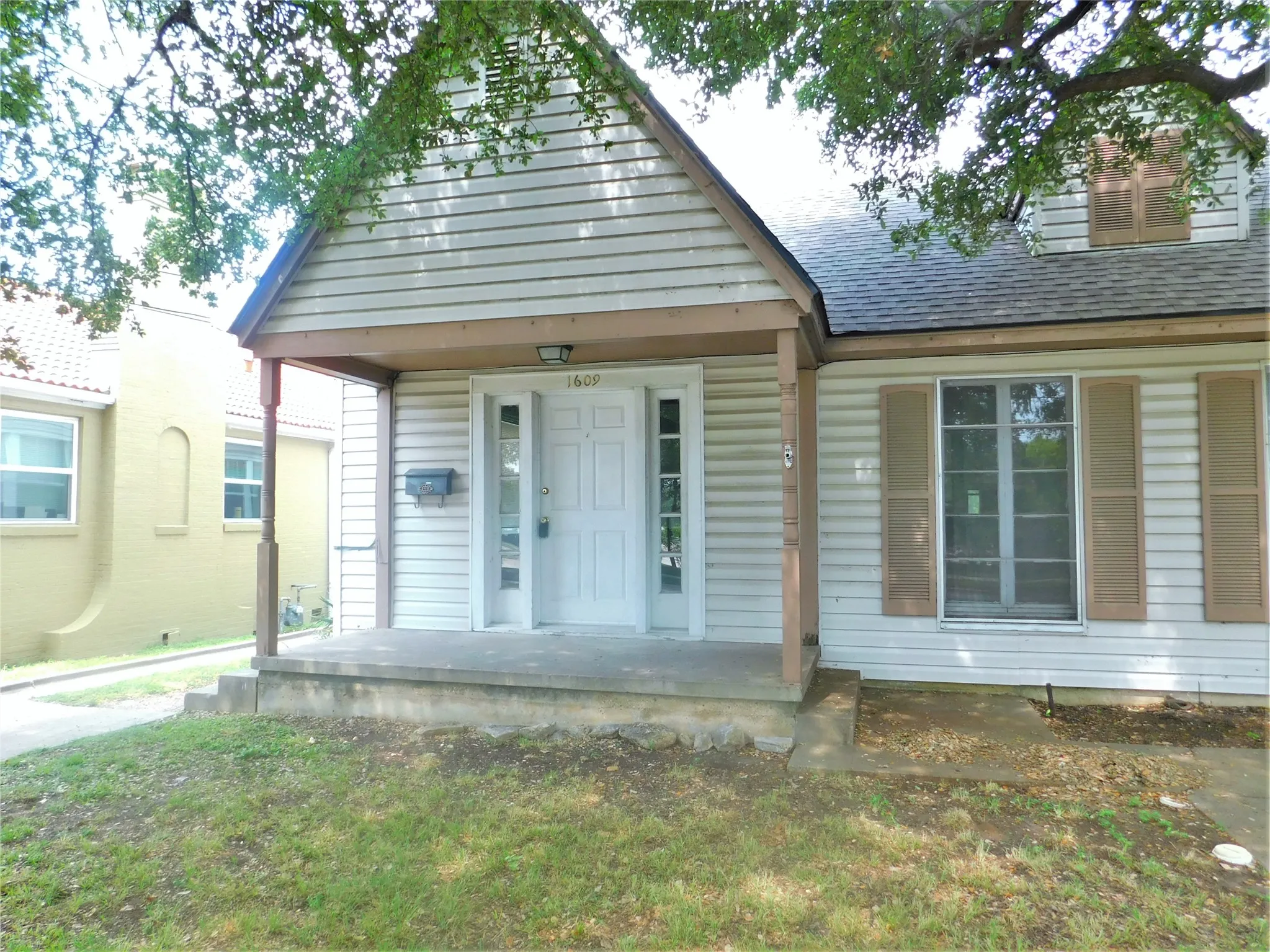 Duplex For Rent in Denton County , 1609 N Locust Street, Denton, Texas 76201, 2 Bedroom, 1 Bathroom, Garage spaces, 967 Sqft, built in 1931, mls#21399053, Real Estate Agent in Denton, Homes For Rent in Denton county, Homes For Rent in Denton, Realtor in Denton Texas, Real Estate Brokerage Independent Realty Texas, Luminita Cordes Realtor