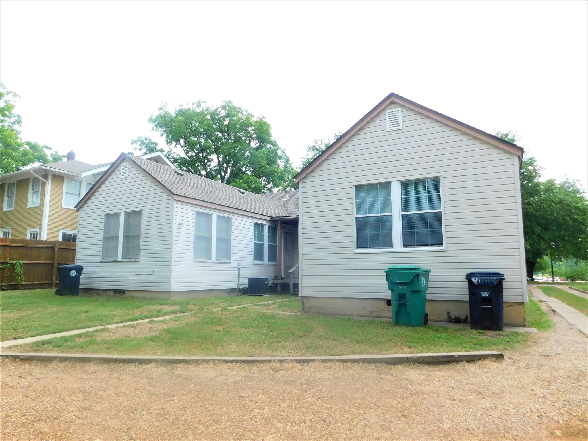 Duplex For Rent in Denton County , 1609 N Locust Street, Denton, Texas 76201, 2 Bedroom, 1 Bathroom, Garage spaces, 967 Sqft, built in 1931, mls#21399053, Real Estate Agent in Denton, Homes For Rent in Denton county, Homes For Rent in Denton, Realtor in Denton Texas, Real Estate Brokerage Independent Realty Texas, Luminita Cordes Realtor