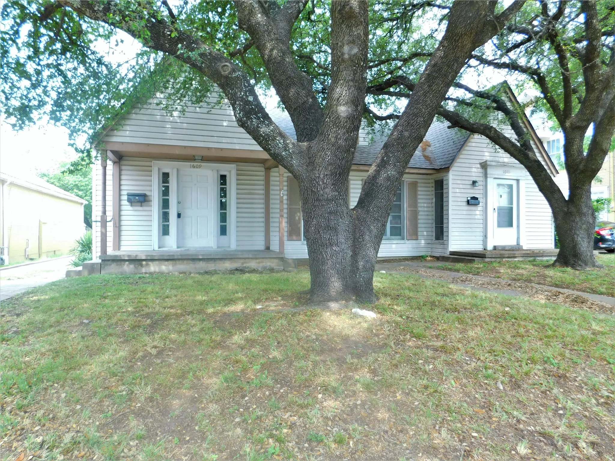 Duplex For Rent in Denton County , 1609 N Locust Street, Denton, Texas 76201, 2 Bedroom, 1 Bathroom, Garage spaces, 967 Sqft, built in 1931, mls#21399053, Real Estate Agent in Denton, Homes For Rent in Denton county, Homes For Rent in Denton, Realtor in Denton Texas, Real Estate Brokerage Independent Realty Texas, Luminita Cordes Realtor