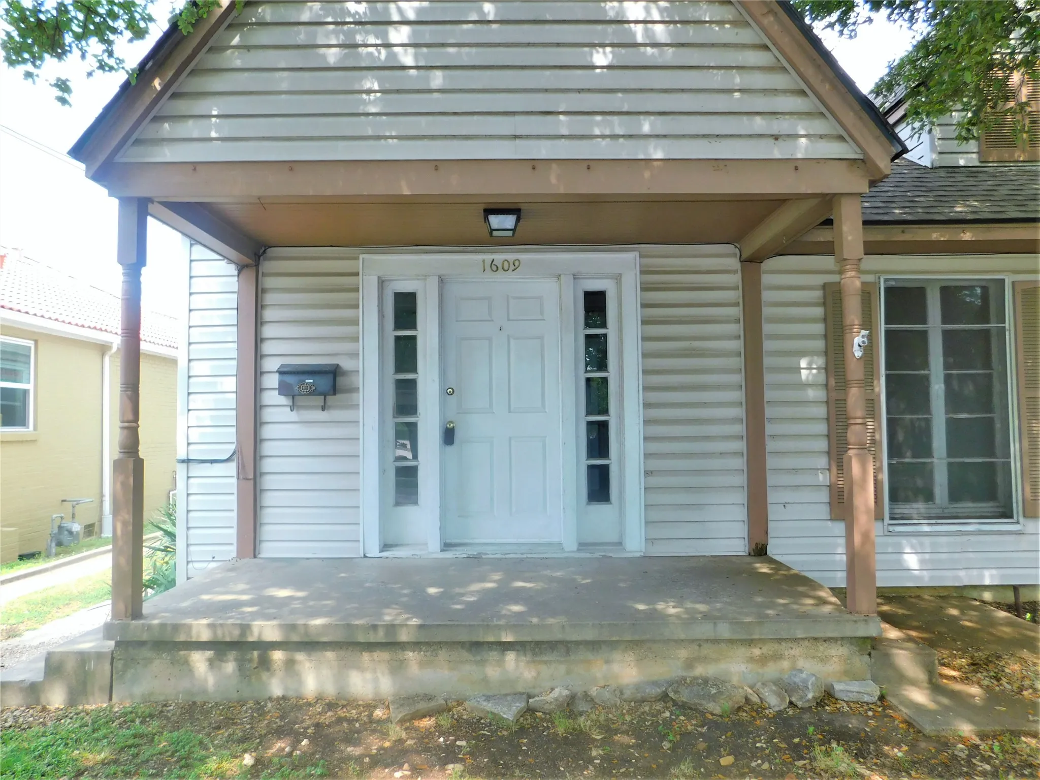 Duplex For Rent in Denton County , 1609 N Locust Street, Denton, Texas 76201, 2 Bedroom, 1 Bathroom, Garage spaces, 967 Sqft, built in 1931, mls#21399053, Real Estate Agent in Denton, Homes For Rent in Denton county, Homes For Rent in Denton, Realtor in Denton Texas, Real Estate Brokerage Independent Realty Texas, Luminita Cordes Realtor