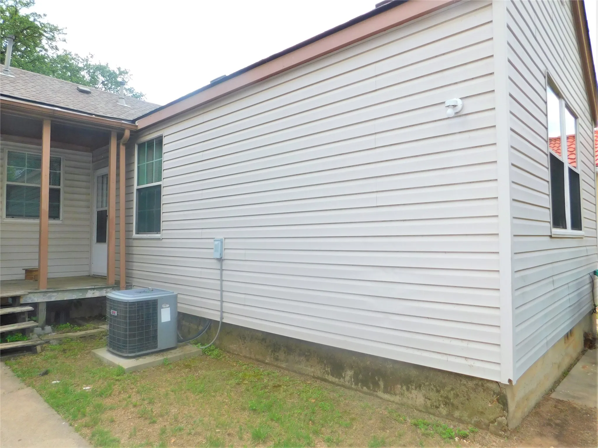 Duplex For Rent in Denton County , 1609 N Locust Street, Denton, Texas 76201, 2 Bedroom, 1 Bathroom, Garage spaces, 967 Sqft, built in 1931, mls#21399053, Real Estate Agent in Denton, Homes For Rent in Denton county, Homes For Rent in Denton, Realtor in Denton Texas, Real Estate Brokerage Independent Realty Texas, Luminita Cordes Realtor