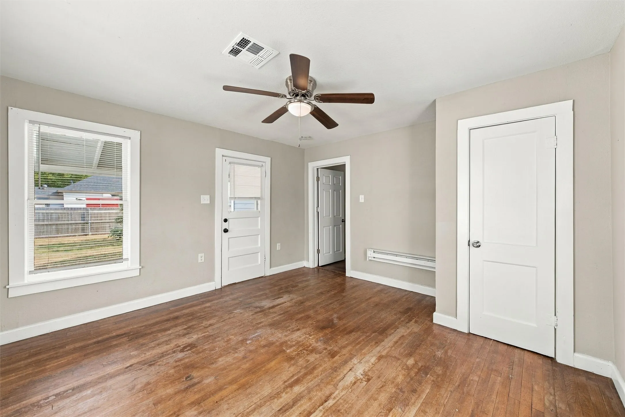 Single Family Residence For Sale in Mc Lennan County , 1001 Preston Street, Waco, Texas 76704, 3 Bedroom, 1 Bathroom, Garage spaces, 1,028 Sqft, built in 1930, mls#21398735, Real Estate Agent in Waco, Homes For Sale in Mc Lennan county, Homes For Sale in Waco, Realtor in Waco Texas, Real Estate Brokerage Independent Realty Texas, Luminita Cordes Realtor