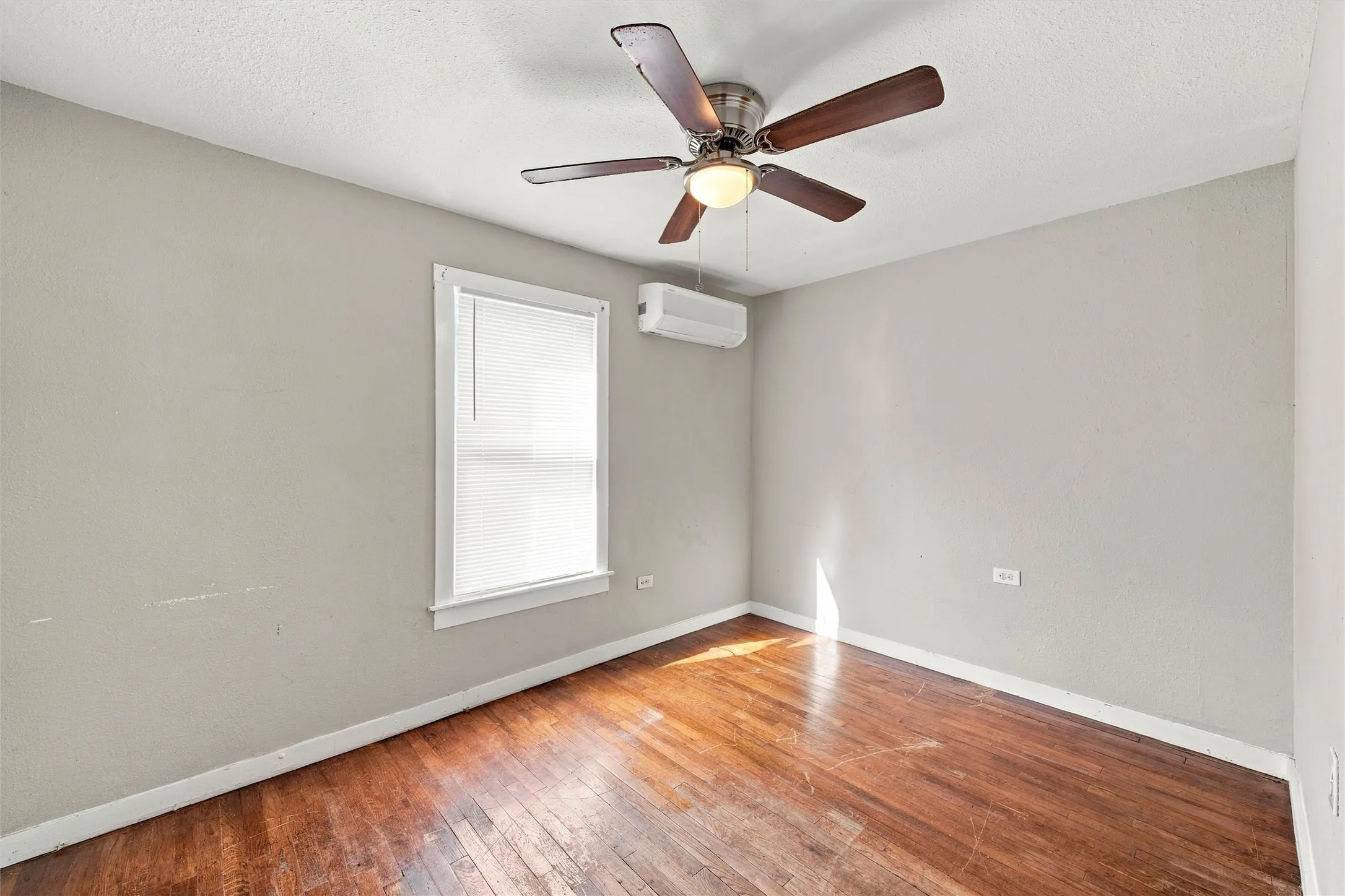 Single Family Residence For Sale in Mc Lennan County , 1001 Preston Street, Waco, Texas 76704, 3 Bedroom, 1 Bathroom, Garage spaces, 1,028 Sqft, built in 1930, mls#21398735, Real Estate Agent in Waco, Homes For Sale in Mc Lennan county, Homes For Sale in Waco, Realtor in Waco Texas, Real Estate Brokerage Independent Realty Texas, Luminita Cordes Realtor