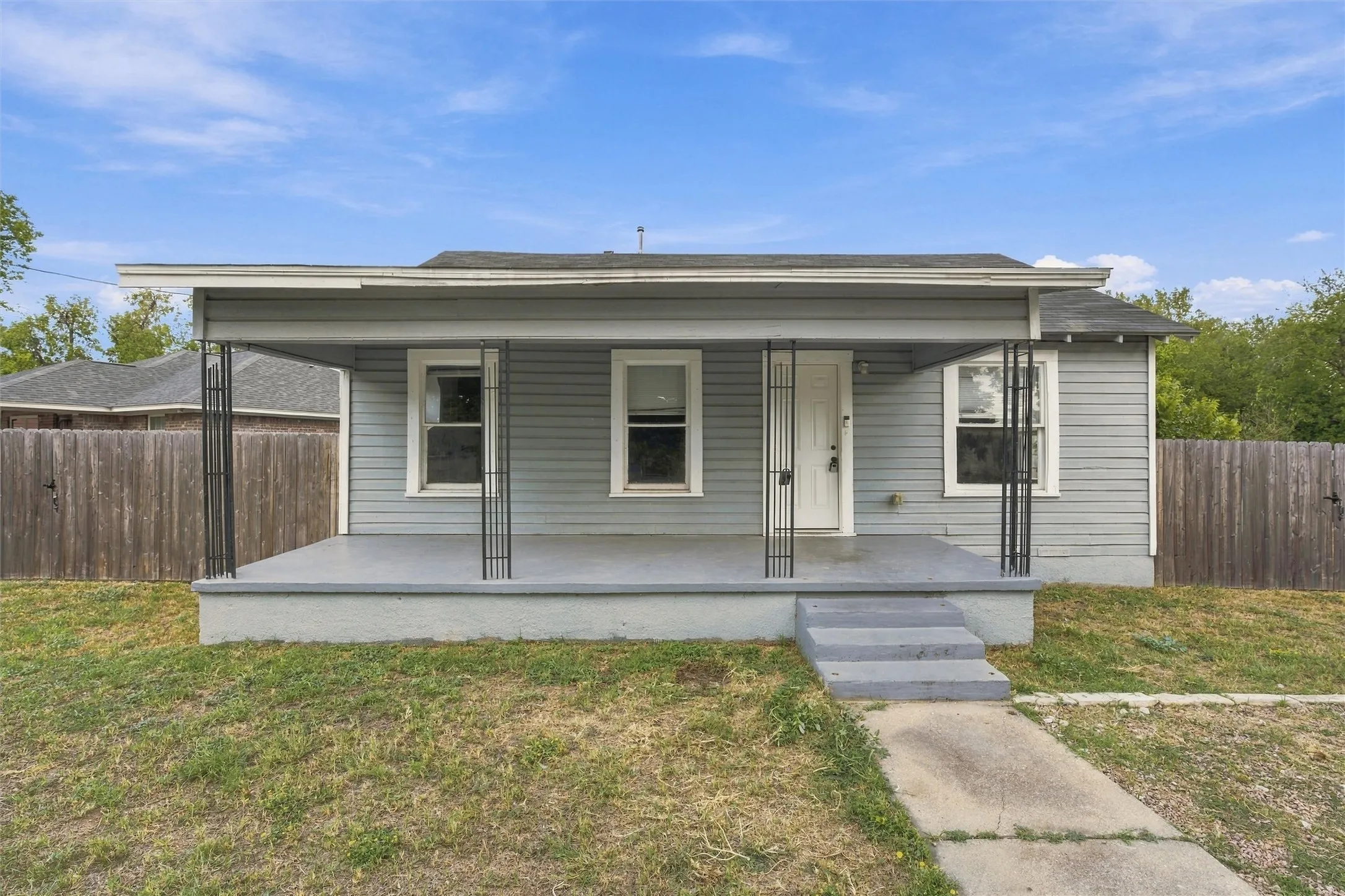 Single Family Residence For Sale in Mc Lennan County , 1001 Preston Street, Waco, Texas 76704, 3 Bedroom, 1 Bathroom, Garage spaces, 1,028 Sqft, built in 1930, mls#21398735, Real Estate Agent in Waco, Homes For Sale in Mc Lennan county, Homes For Sale in Waco, Realtor in Waco Texas, Real Estate Brokerage Independent Realty Texas, Luminita Cordes Realtor