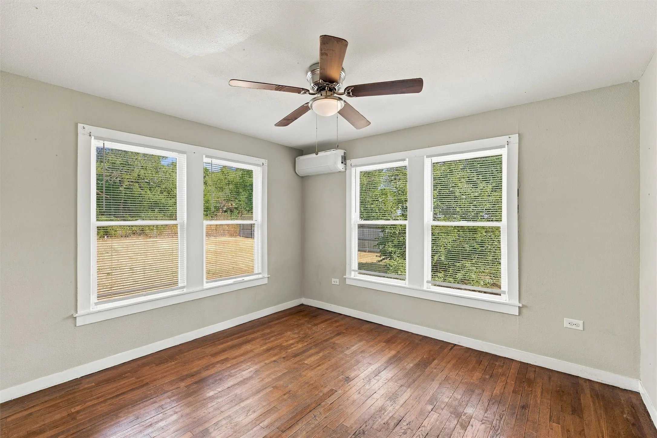 Single Family Residence For Sale in Mc Lennan County , 1001 Preston Street, Waco, Texas 76704, 3 Bedroom, 1 Bathroom, Garage spaces, 1,028 Sqft, built in 1930, mls#21398735, Real Estate Agent in Waco, Homes For Sale in Mc Lennan county, Homes For Sale in Waco, Realtor in Waco Texas, Real Estate Brokerage Independent Realty Texas, Luminita Cordes Realtor