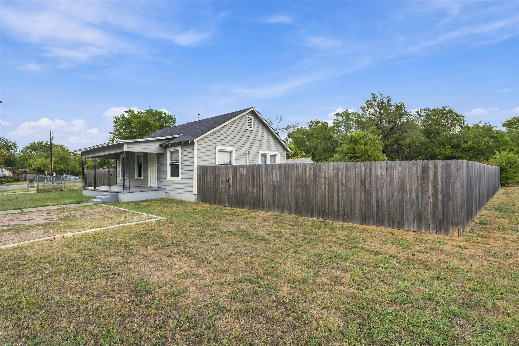 Single Family Residence For Sale in Mc Lennan County , 1001 Preston Street, Waco, Texas 76704, 3 Bedroom, 1 Bathroom, Garage spaces, 1,028 Sqft, built in 1930, mls#21398735, Real Estate Agent in Waco, Homes For Sale in Mc Lennan county, Homes For Sale in Waco, Realtor in Waco Texas, Real Estate Brokerage Independent Realty Texas, Luminita Cordes Realtor