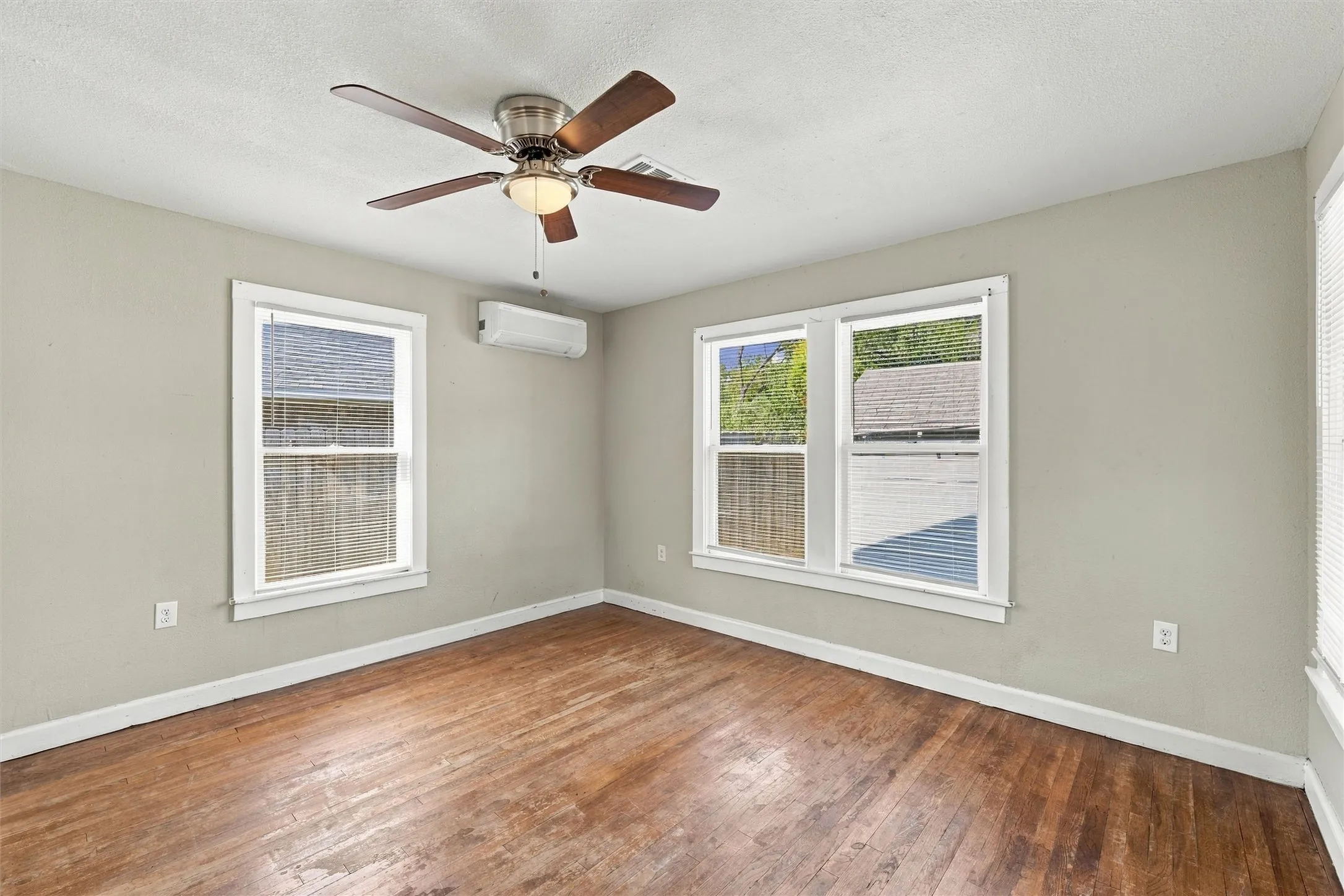 Single Family Residence For Sale in Mc Lennan County , 1001 Preston Street, Waco, Texas 76704, 3 Bedroom, 1 Bathroom, Garage spaces, 1,028 Sqft, built in 1930, mls#21398735, Real Estate Agent in Waco, Homes For Sale in Mc Lennan county, Homes For Sale in Waco, Realtor in Waco Texas, Real Estate Brokerage Independent Realty Texas, Luminita Cordes Realtor