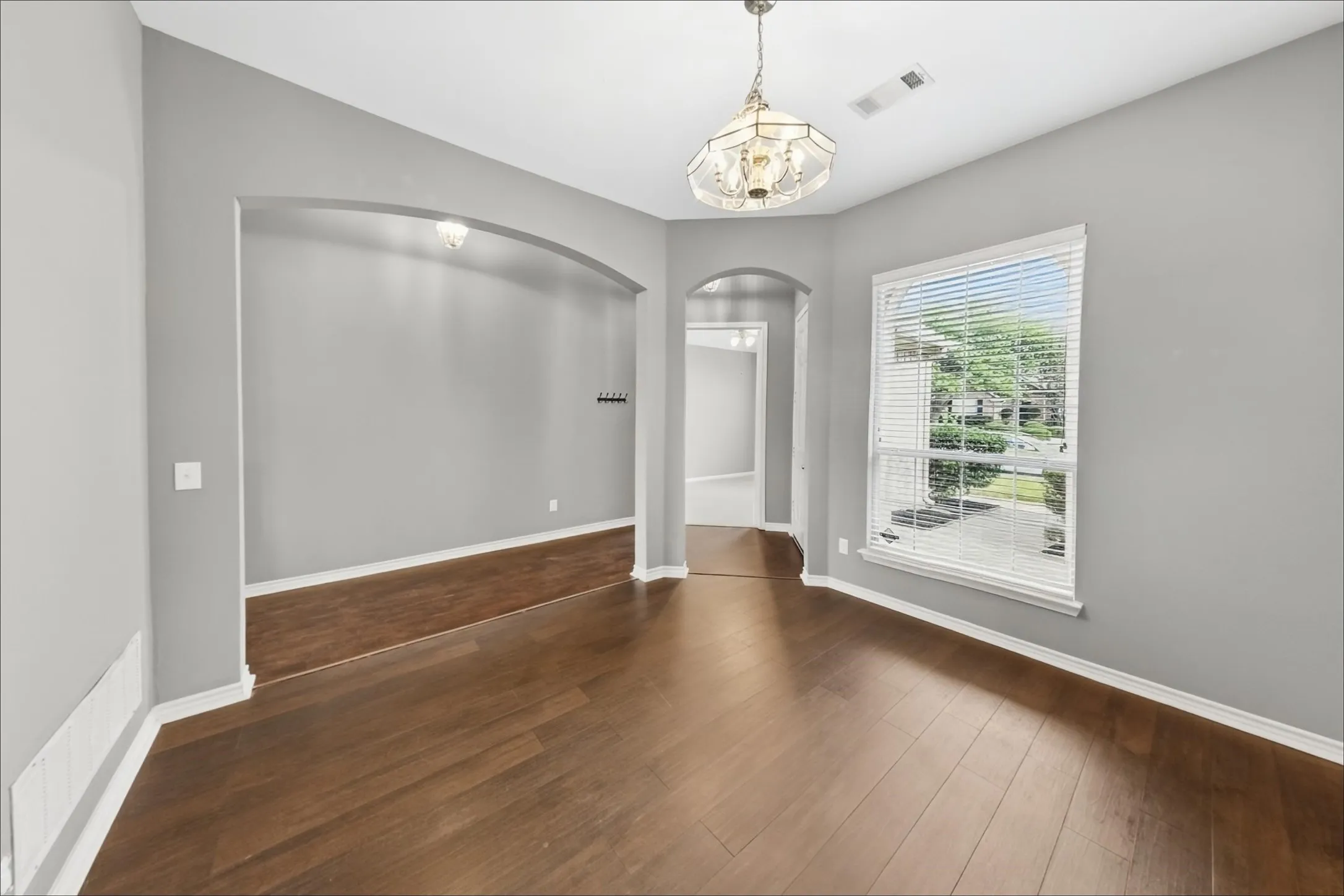 Single Family Residence For Sale in Collin County , 11345 Old Works Drive, Frisco, Texas 75035, 4 Bedroom, 2 Bathroom, 2 Garage spaces, 2,346 Sqft, built in 1998, mls#21399055, Real Estate Agent in Frisco, Homes For Sale in Collin county, Homes For Sale in Frisco, Realtor in Frisco Texas, Real Estate Brokerage Independent Realty Texas, Luminita Cordes Realtor