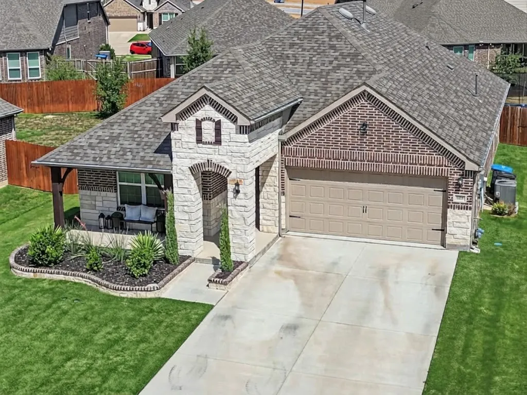 Single Family Residence For Sale in Tarrant County , 804 Sweeping Butte Drive, Fort Worth, Texas 76052, 3 Bedroom, 2 Bathroom, 3 Garage spaces, 1,809 Sqft, built in 2021, mls#21399082, Real Estate Agent in Fort Worth, Homes For Sale in Tarrant county, Homes For Sale in Fort Worth, Realtor in Fort Worth Texas, Real Estate Brokerage Independent Realty Texas, Luminita Cordes Realtor