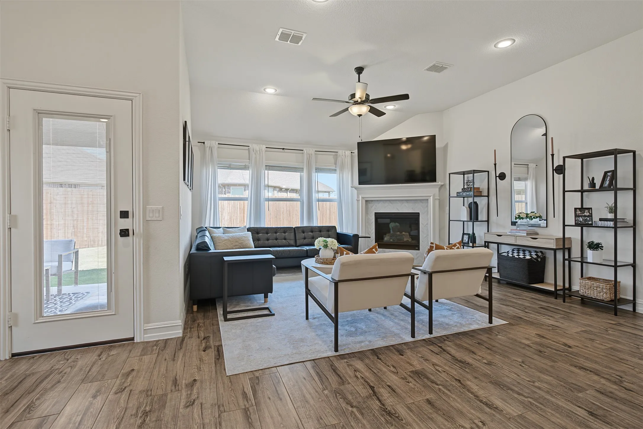 Single Family Residence For Sale in Tarrant County , 804 Sweeping Butte Drive, Fort Worth, Texas 76052, 3 Bedroom, 2 Bathroom, 3 Garage spaces, 1,809 Sqft, built in 2021, mls#21399082, Real Estate Agent in Fort Worth, Homes For Sale in Tarrant county, Homes For Sale in Fort Worth, Realtor in Fort Worth Texas, Real Estate Brokerage Independent Realty Texas, Luminita Cordes Realtor