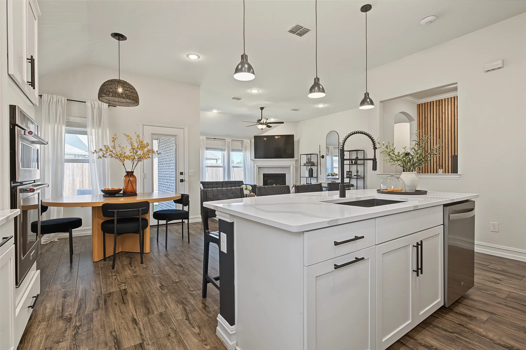 Single Family Residence For Sale in Tarrant County , 804 Sweeping Butte Drive, Fort Worth, Texas 76052, 3 Bedroom, 2 Bathroom, 3 Garage spaces, 1,809 Sqft, built in 2021, mls#21399082, Real Estate Agent in Fort Worth, Homes For Sale in Tarrant county, Homes For Sale in Fort Worth, Realtor in Fort Worth Texas, Real Estate Brokerage Independent Realty Texas, Luminita Cordes Realtor