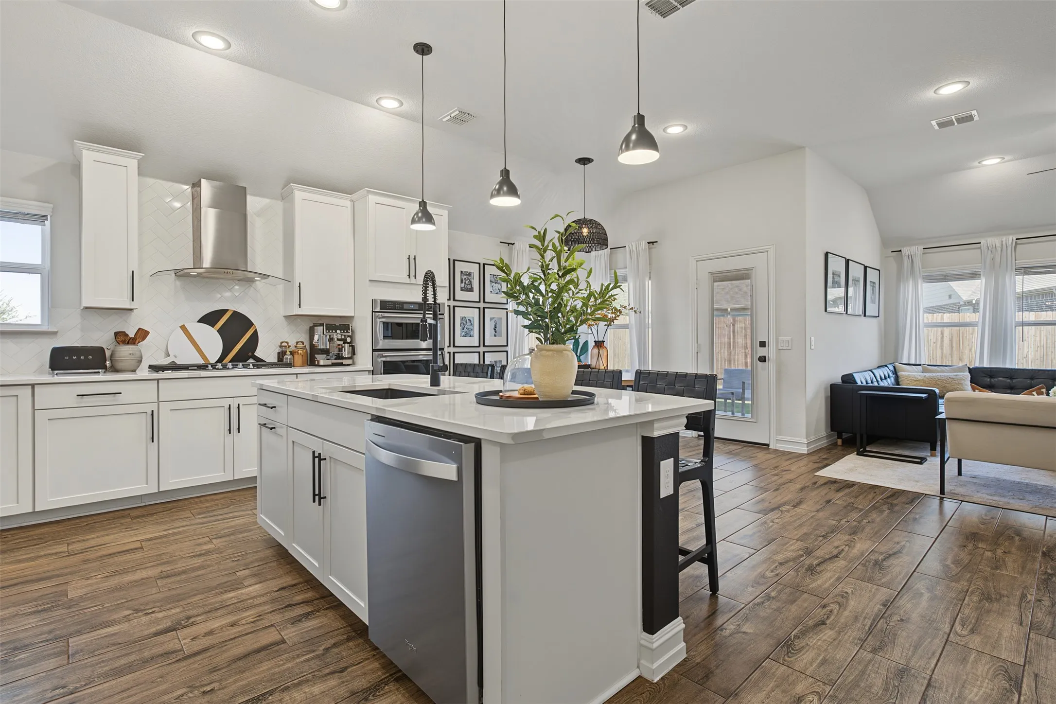 Single Family Residence For Sale in Tarrant County , 804 Sweeping Butte Drive, Fort Worth, Texas 76052, 3 Bedroom, 2 Bathroom, 3 Garage spaces, 1,809 Sqft, built in 2021, mls#21399082, Real Estate Agent in Fort Worth, Homes For Sale in Tarrant county, Homes For Sale in Fort Worth, Realtor in Fort Worth Texas, Real Estate Brokerage Independent Realty Texas, Luminita Cordes Realtor