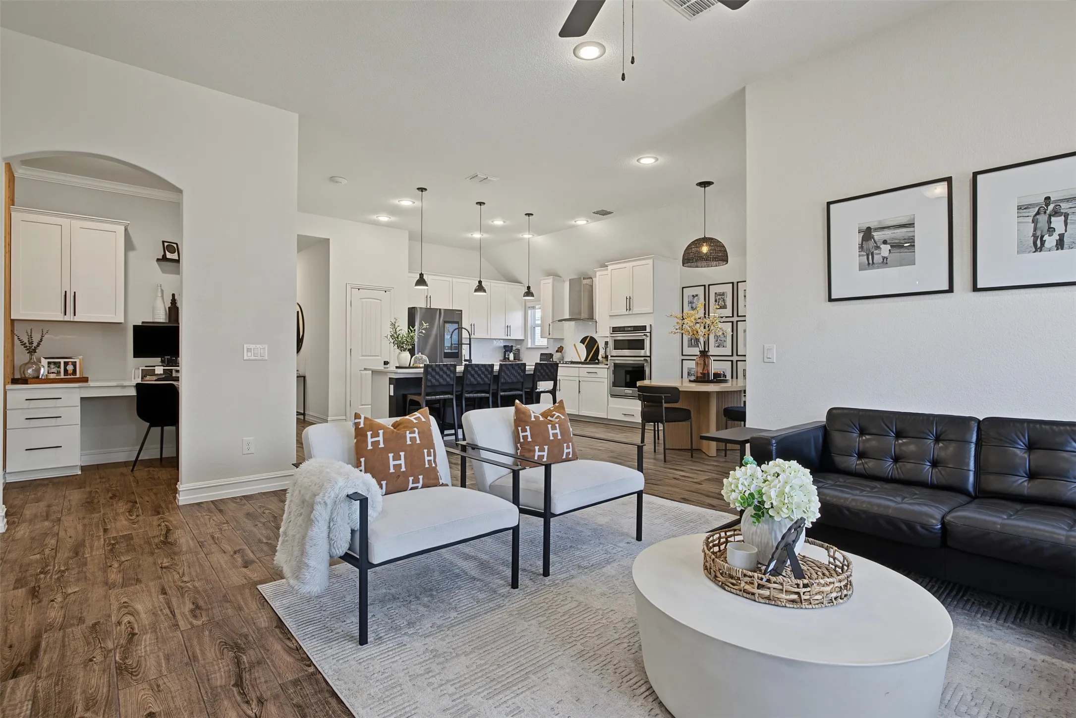 Single Family Residence For Sale in Tarrant County , 804 Sweeping Butte Drive, Fort Worth, Texas 76052, 3 Bedroom, 2 Bathroom, 3 Garage spaces, 1,809 Sqft, built in 2021, mls#21399082, Real Estate Agent in Fort Worth, Homes For Sale in Tarrant county, Homes For Sale in Fort Worth, Realtor in Fort Worth Texas, Real Estate Brokerage Independent Realty Texas, Luminita Cordes Realtor