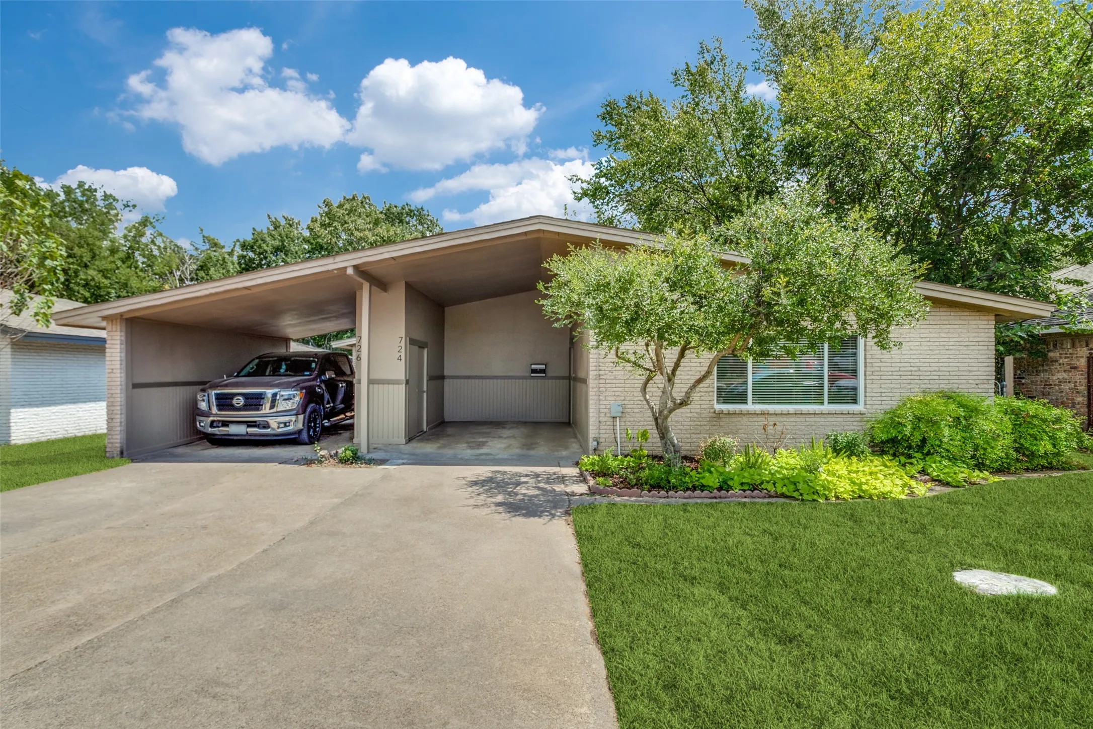 Duplex For Rent in Dallas County , 724 N Boulevard Terrace, Dallas, Texas 75211, 2 Bedroom, 1 Bathroom, Garage spaces, 886 Sqft, built in 1960, mls#21398965, Real Estate Agent in Dallas, Homes For Rent in Dallas county, Homes For Rent in Dallas, Realtor in Dallas Texas, Real Estate Brokerage Independent Realty Texas, Luminita Cordes Realtor