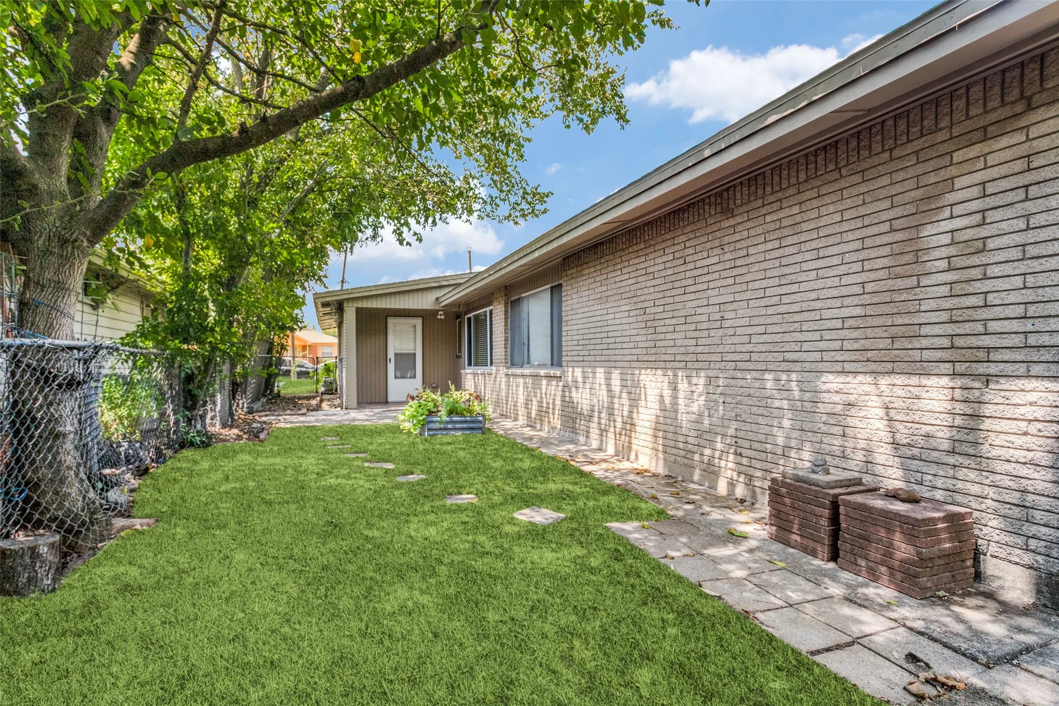 Duplex For Rent in Dallas County , 724 N Boulevard Terrace, Dallas, Texas 75211, 2 Bedroom, 1 Bathroom, Garage spaces, 886 Sqft, built in 1960, mls#21398965, Real Estate Agent in Dallas, Homes For Rent in Dallas county, Homes For Rent in Dallas, Realtor in Dallas Texas, Real Estate Brokerage Independent Realty Texas, Luminita Cordes Realtor