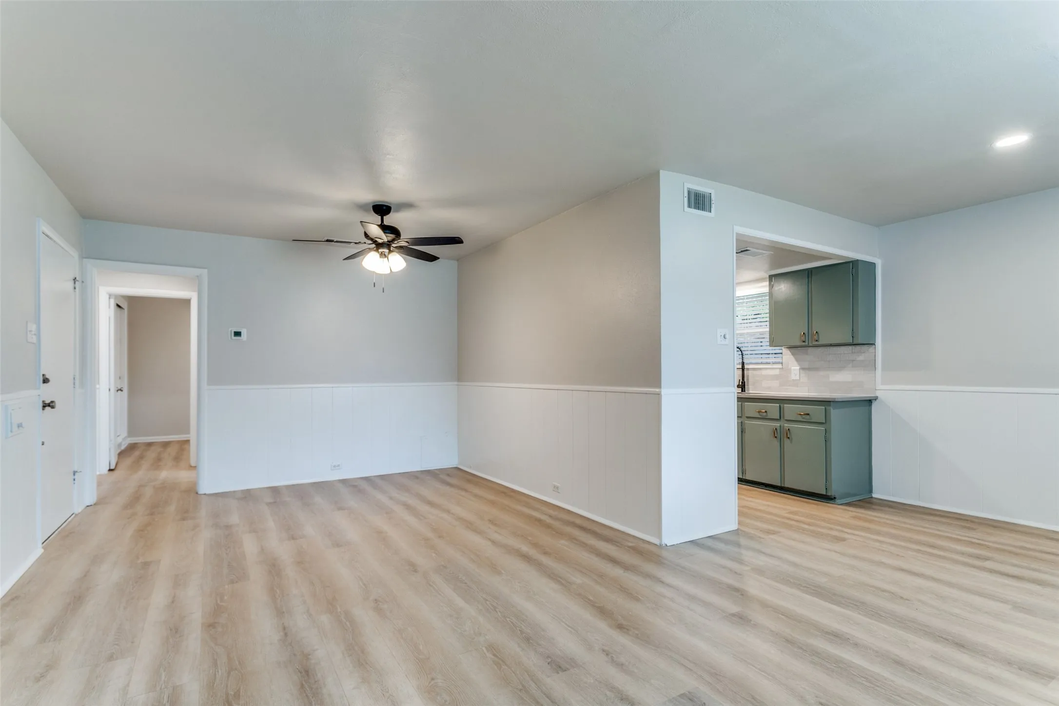 Duplex For Rent in Dallas County , 724 N Boulevard Terrace, Dallas, Texas 75211, 2 Bedroom, 1 Bathroom, Garage spaces, 886 Sqft, built in 1960, mls#21398965, Real Estate Agent in Dallas, Homes For Rent in Dallas county, Homes For Rent in Dallas, Realtor in Dallas Texas, Real Estate Brokerage Independent Realty Texas, Luminita Cordes Realtor