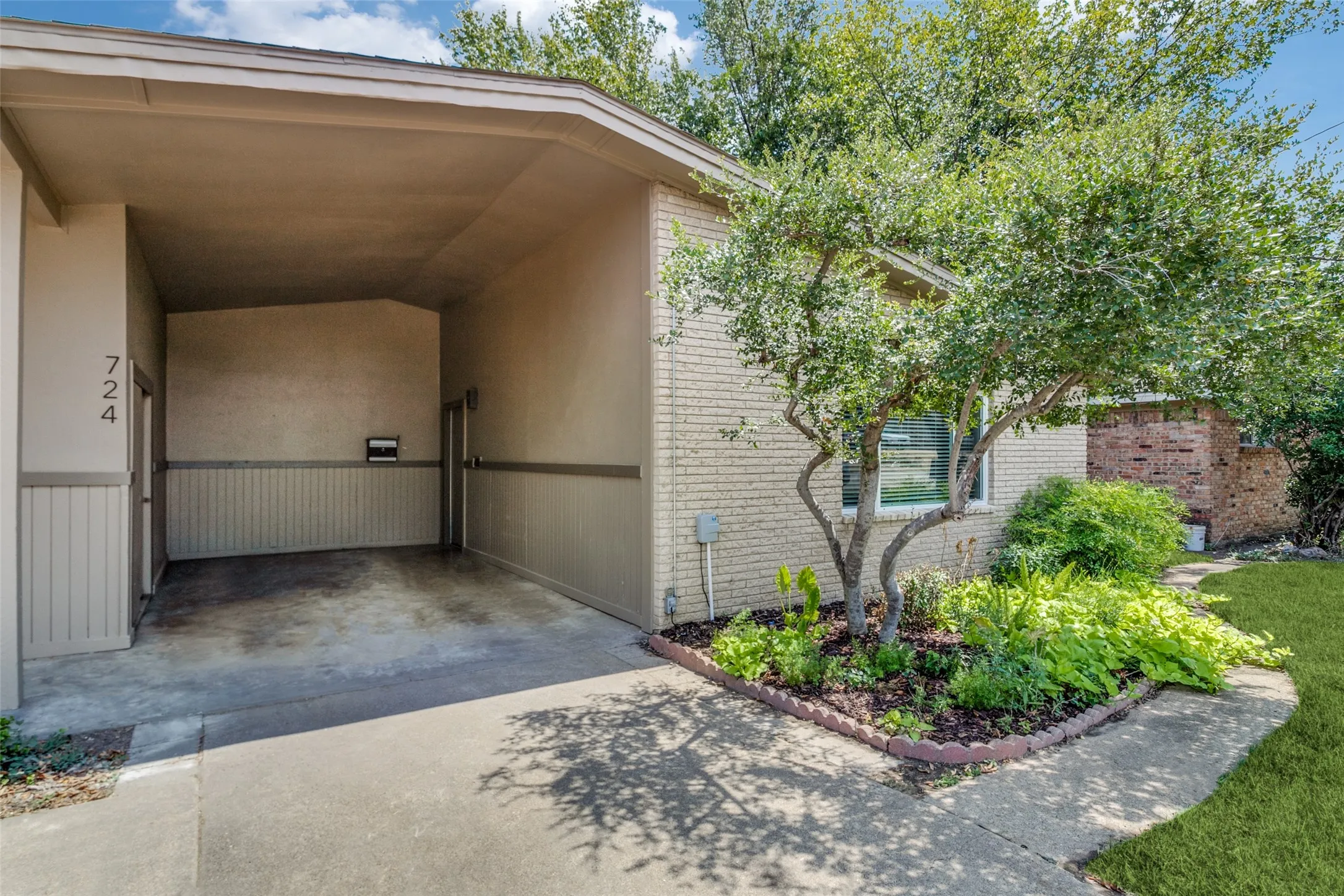 Duplex For Rent in Dallas County , 724 N Boulevard Terrace, Dallas, Texas 75211, 2 Bedroom, 1 Bathroom, Garage spaces, 886 Sqft, built in 1960, mls#21398965, Real Estate Agent in Dallas, Homes For Rent in Dallas county, Homes For Rent in Dallas, Realtor in Dallas Texas, Real Estate Brokerage Independent Realty Texas, Luminita Cordes Realtor
